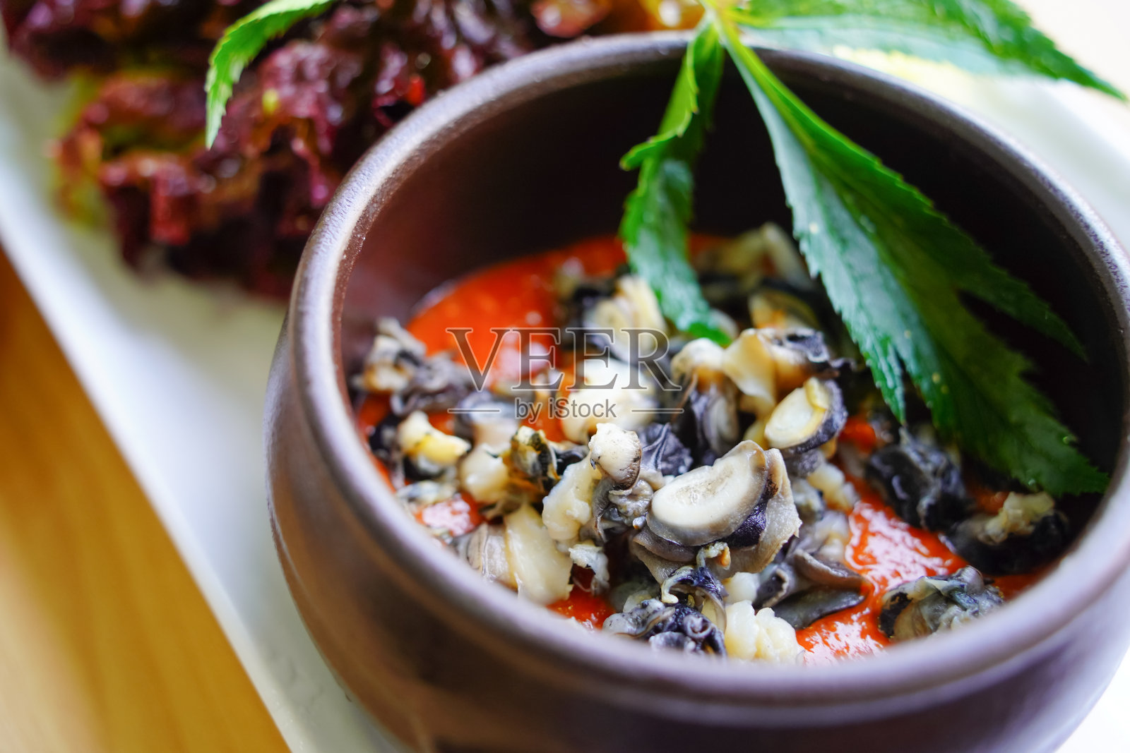 韩国菜的配菜之一，蜗牛酱。照片摄影图片