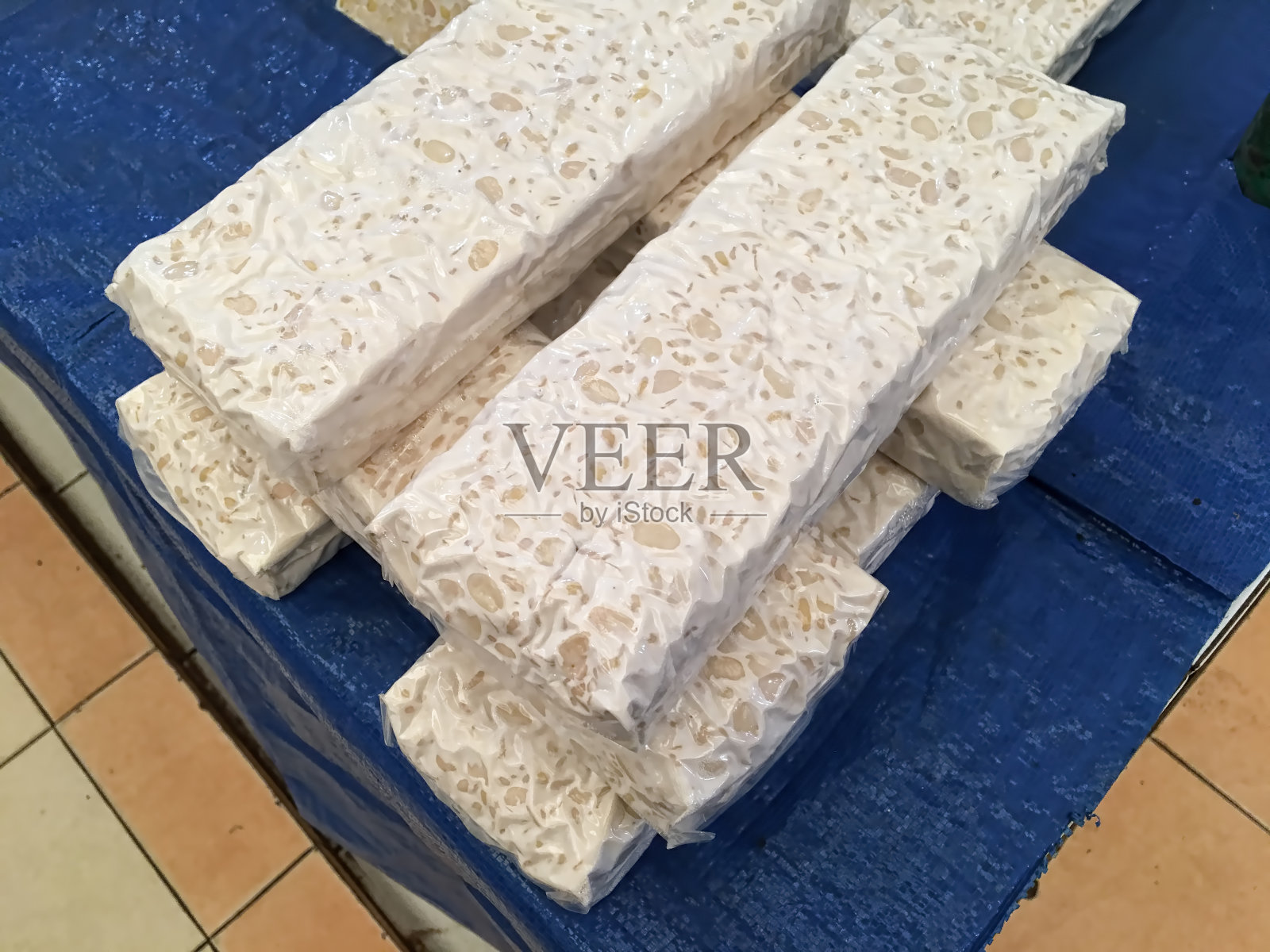 市场上一堆新鲜的生豆豉照片摄影图片