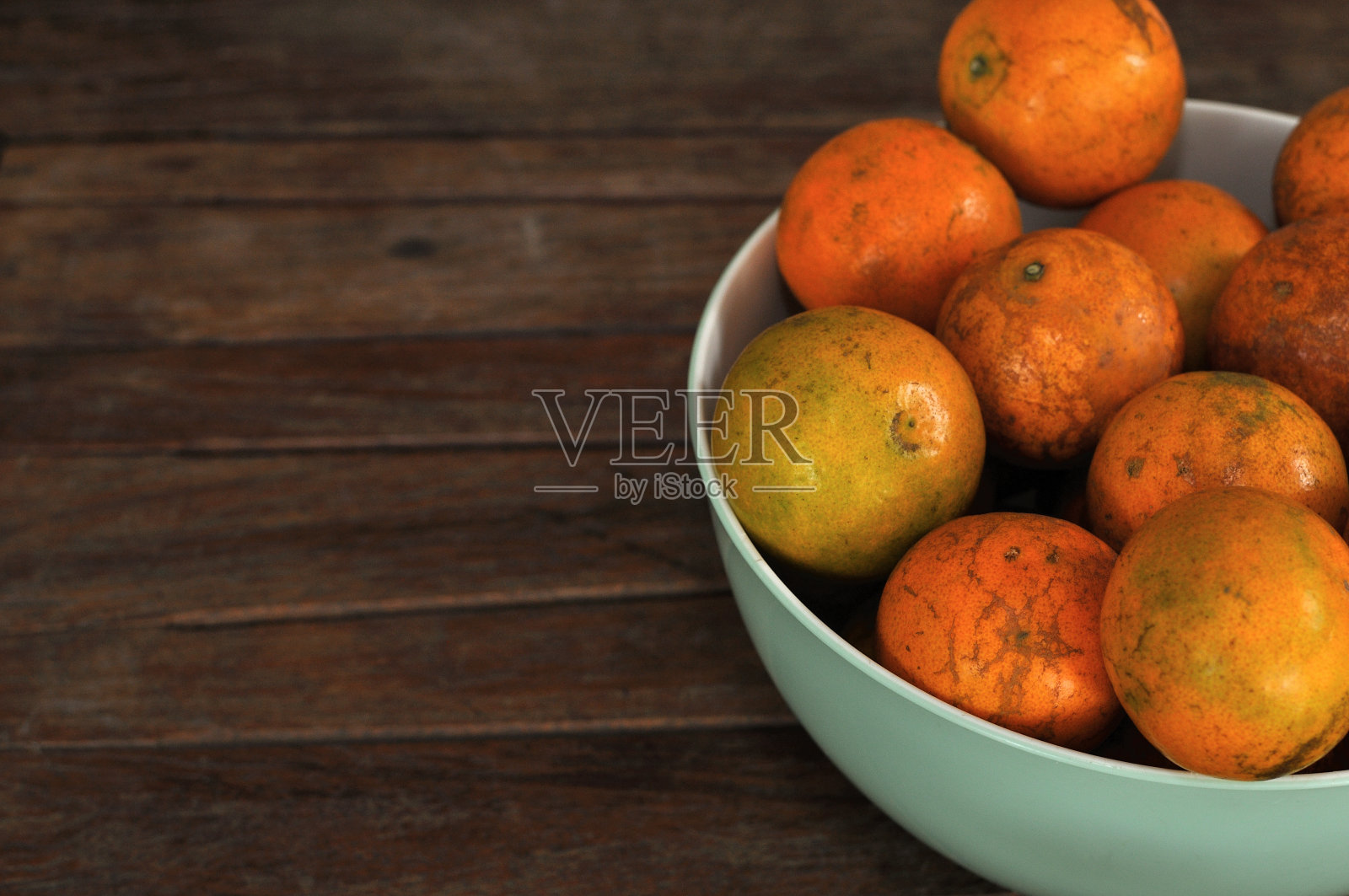 一张木桌上成熟橘子的特写照片摄影图片