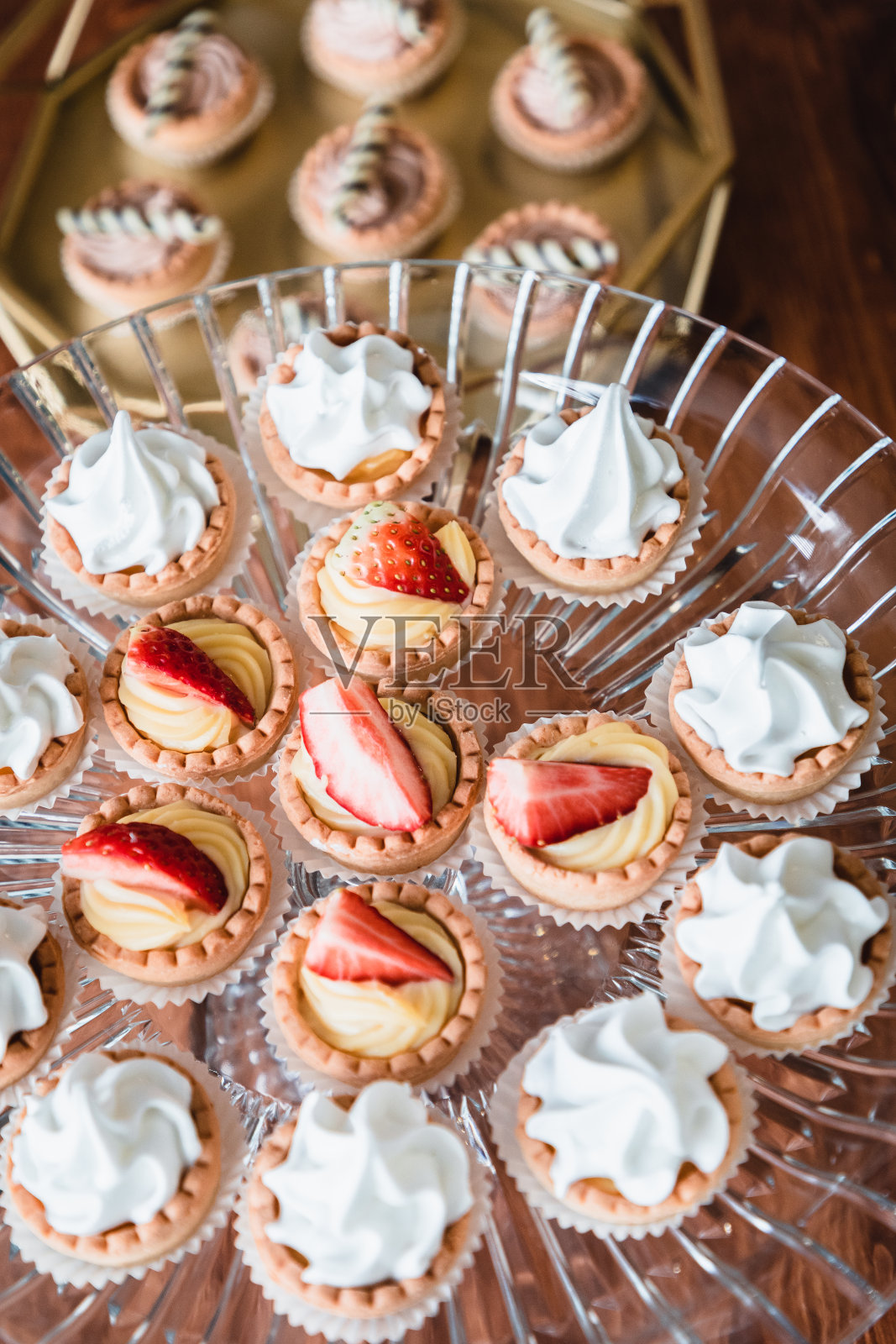 在金盘子里放一口大小的甜点照片摄影图片