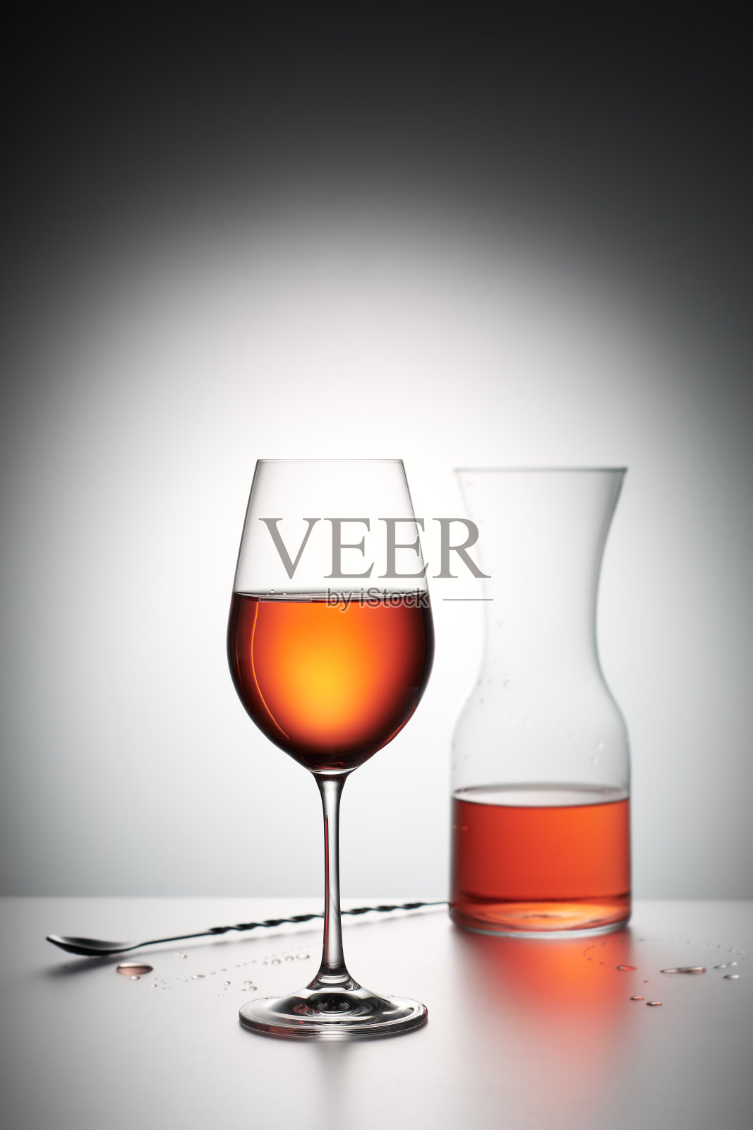 9、一杯玫瑰红酒，饮下美酒。照片摄影图片