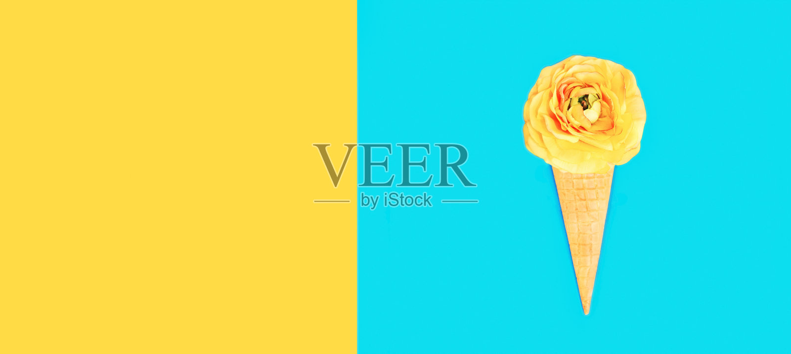 在蓝色的背景上，彩色花朵的锥形冰淇淋，空白的广告文本拷贝空间照片摄影图片