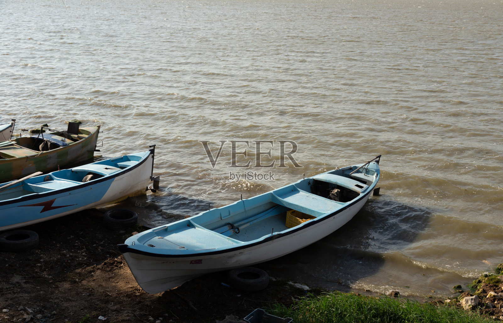 湖边有渔船照片摄影图片