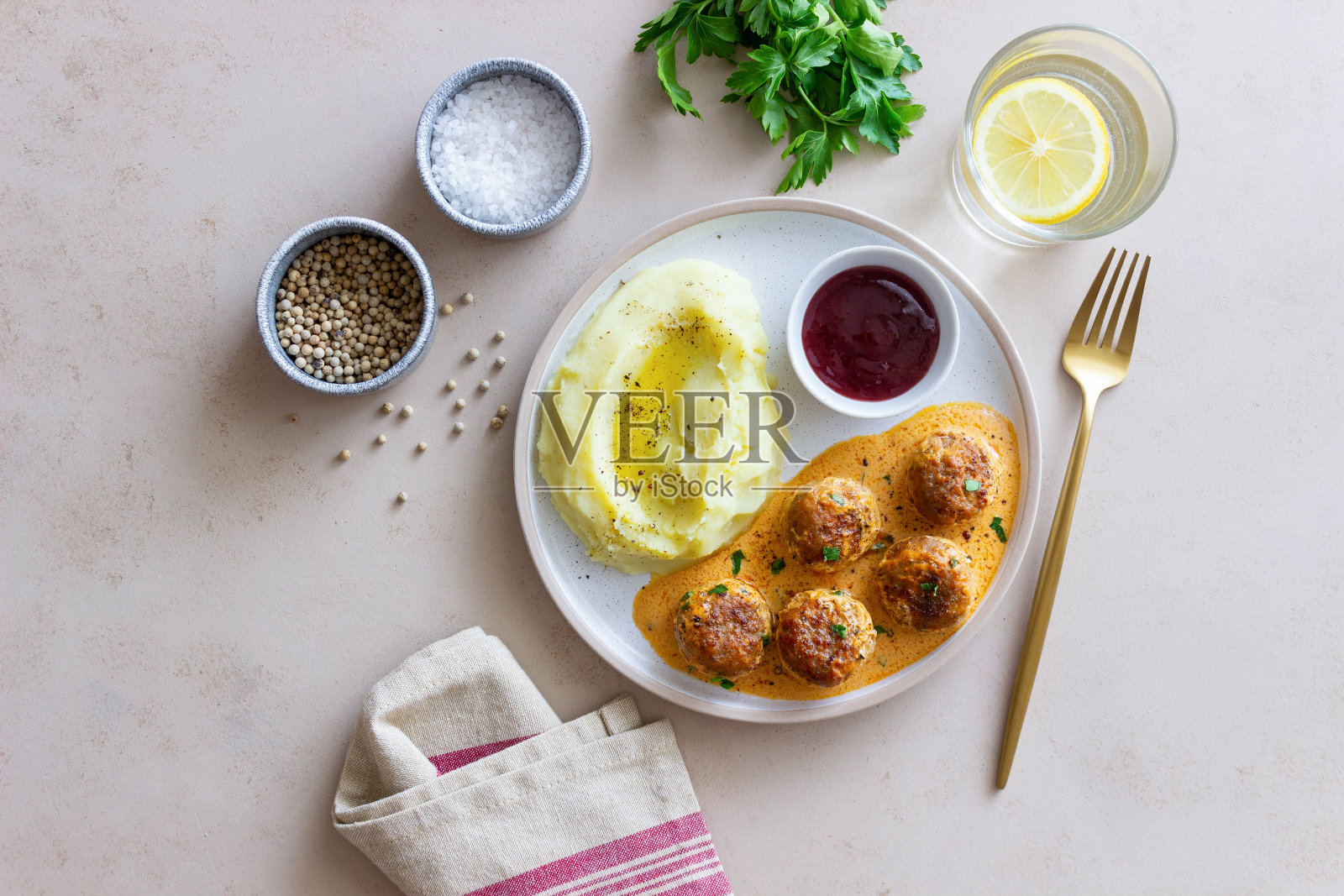 瑞典奶油酱肉丸，土豆和越橘酱。瑞典菜。配方。照片摄影图片