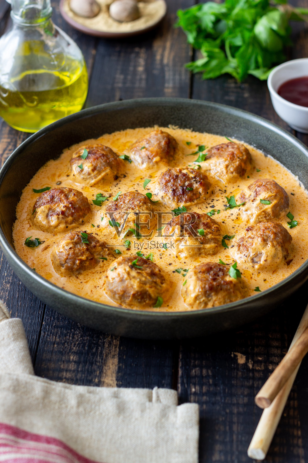 奶油酱瑞典肉丸。瑞典菜。配方。照片摄影图片