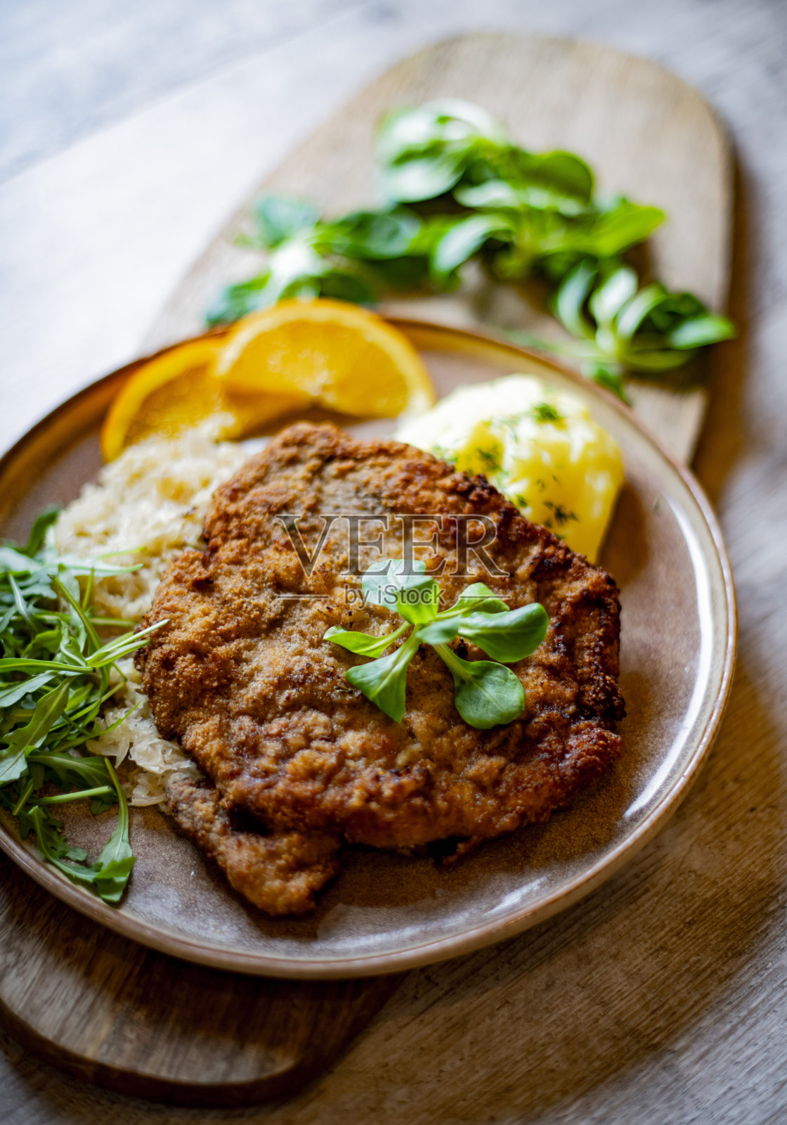 裹上面包屑和土豆泥的猪肉片照片摄影图片