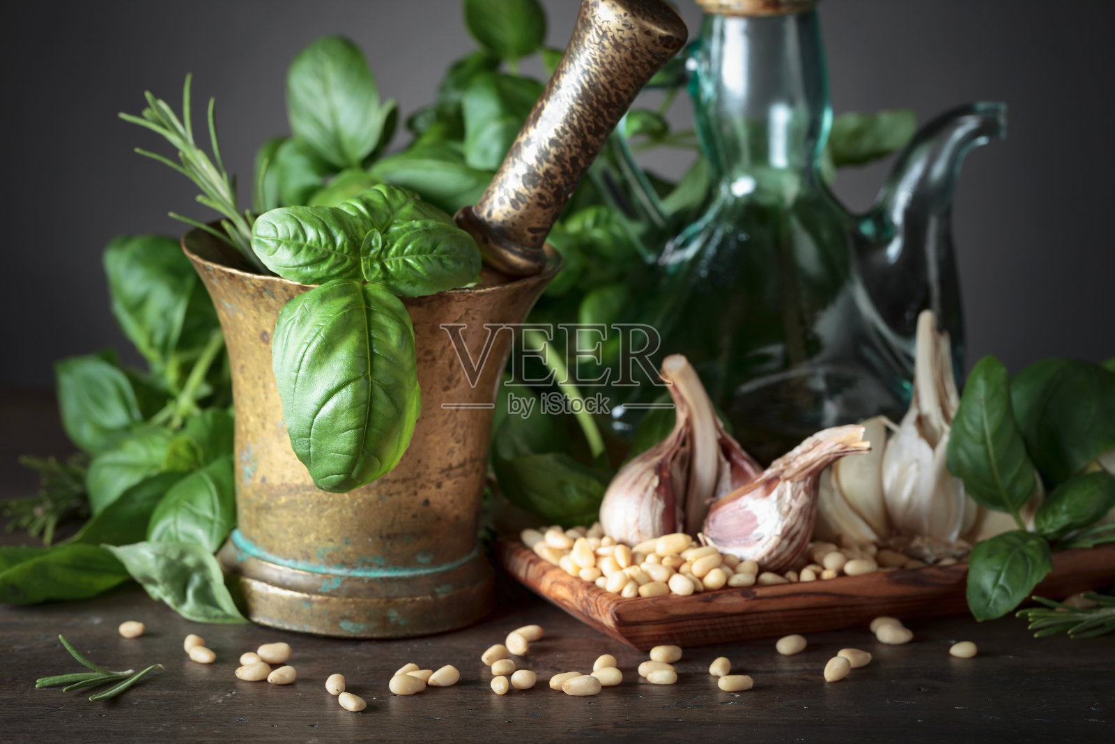 香蒜酱的原料放在木桌上。照片摄影图片