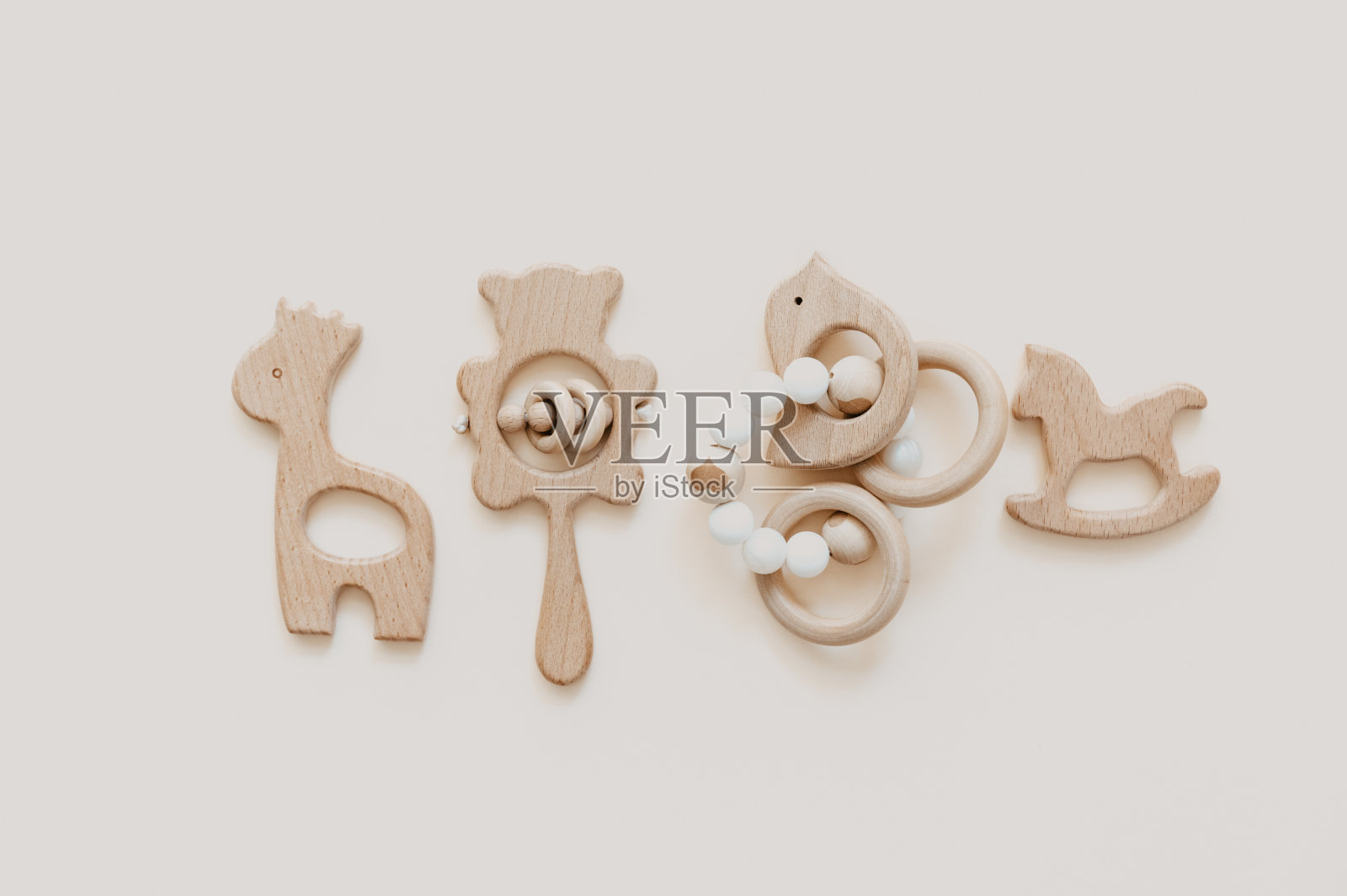 平躺时尚的木制玩具为孩子们在米色的背景。性别中立的。有机和天然的玩具。为幼童提供环保塑料免费玩具。俯视图，卡片文本照片摄影图片