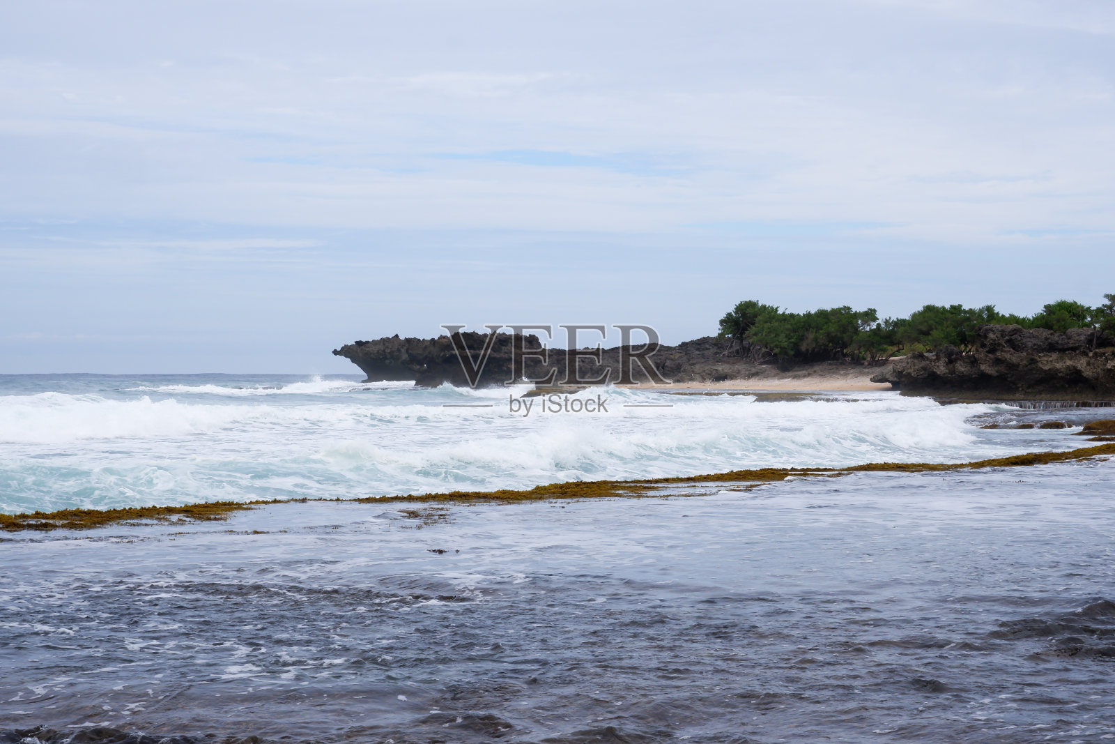 海岸线上的巨浪照片摄影图片