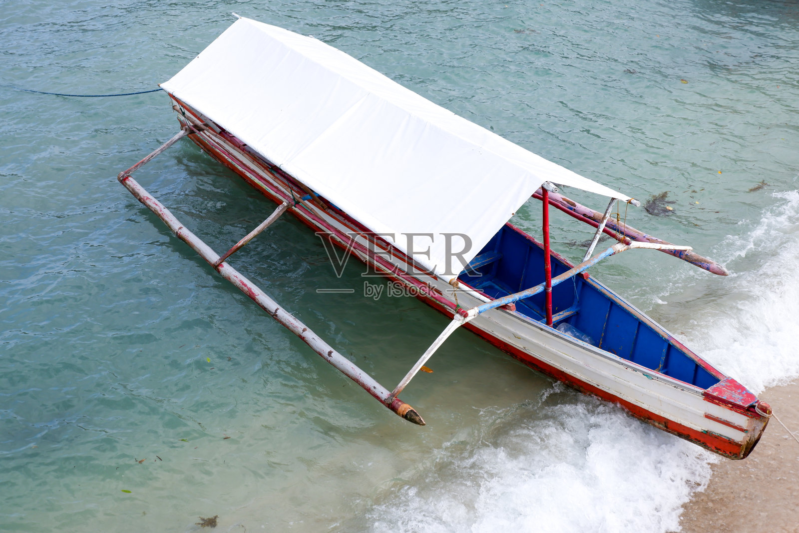 停泊在海滩上的游船照片摄影图片