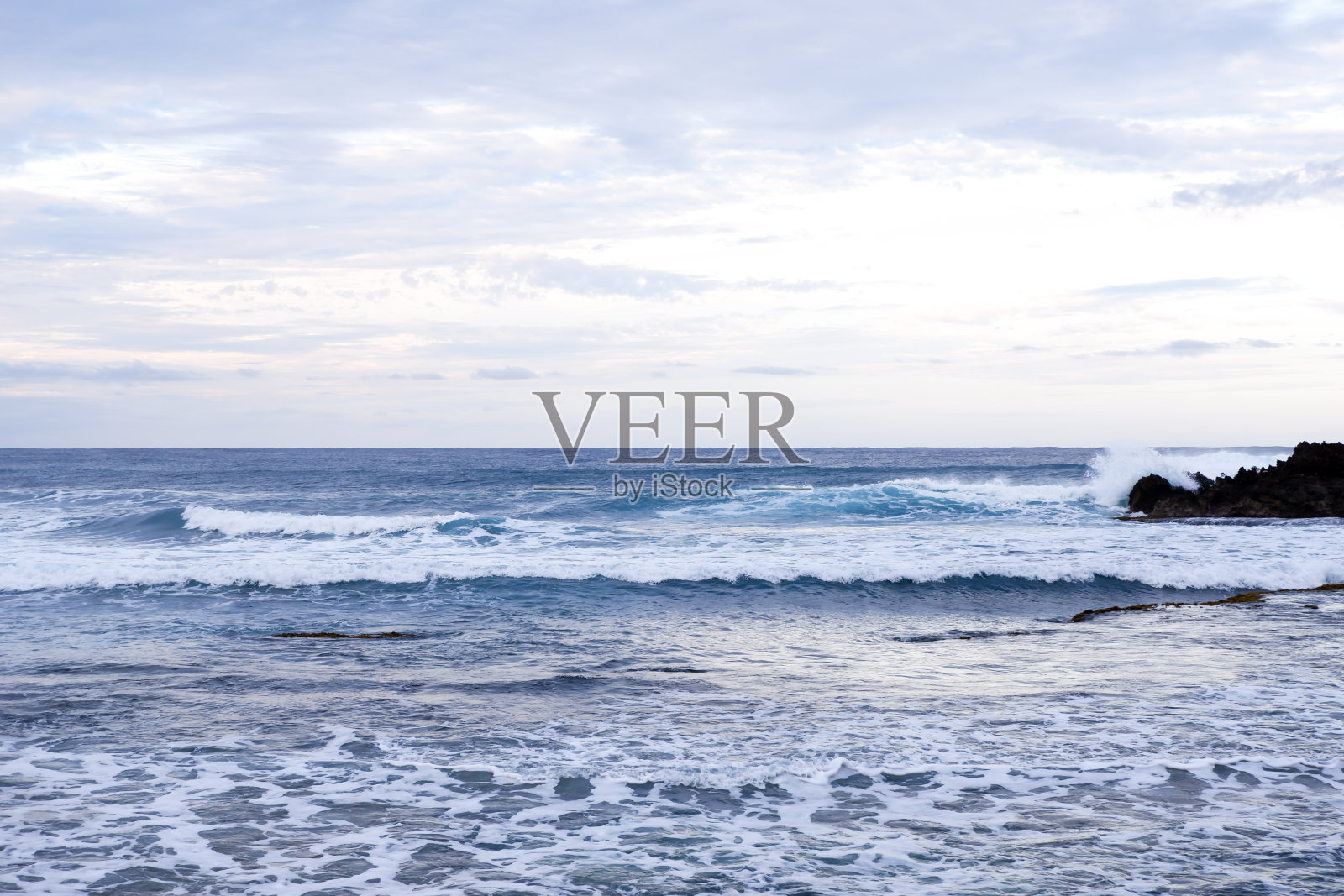 海岸线上的巨浪照片摄影图片