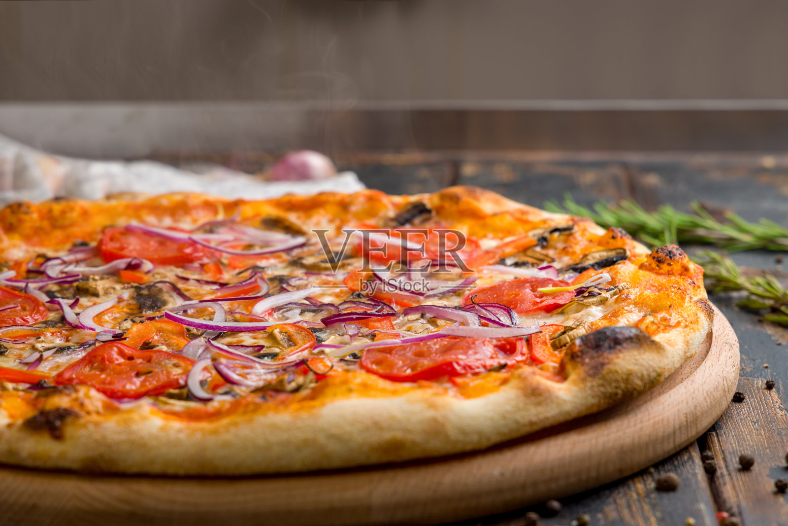 披萨与蔬菜和奶酪，素食披萨与蒸汽老木桌宏观近距离照片摄影图片