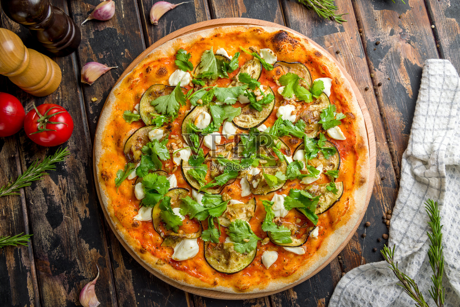 披萨与茄子和奶酪在旧木桌子顶视图照片摄影图片