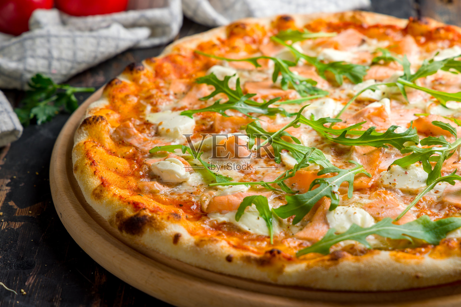 披萨与鲑鱼，费城奶酪和阿拉古拉在旧木桌宏观近距离照片摄影图片