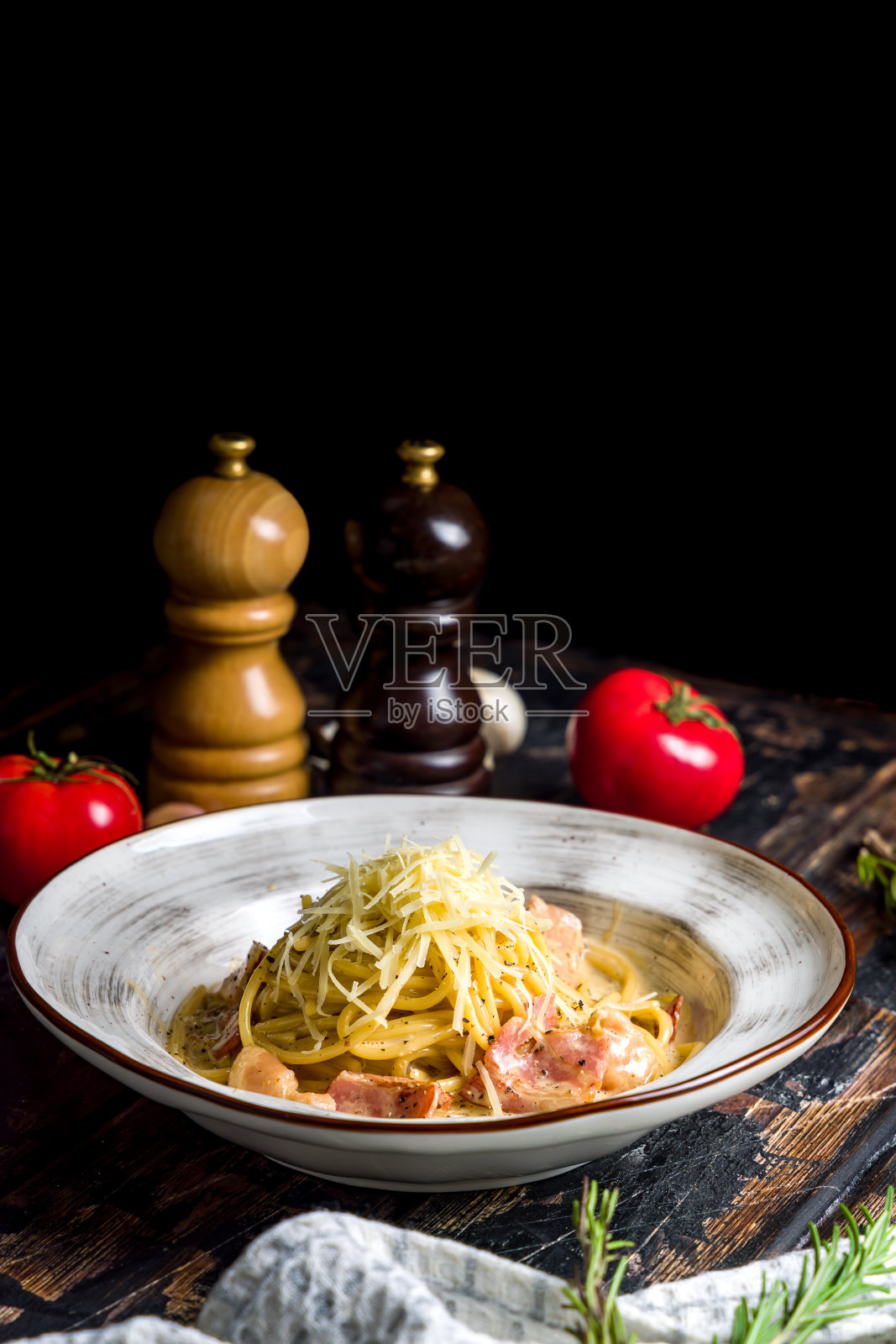 加培根和帕尔马干酪的意大利面条竖放木桌上照片摄影图片