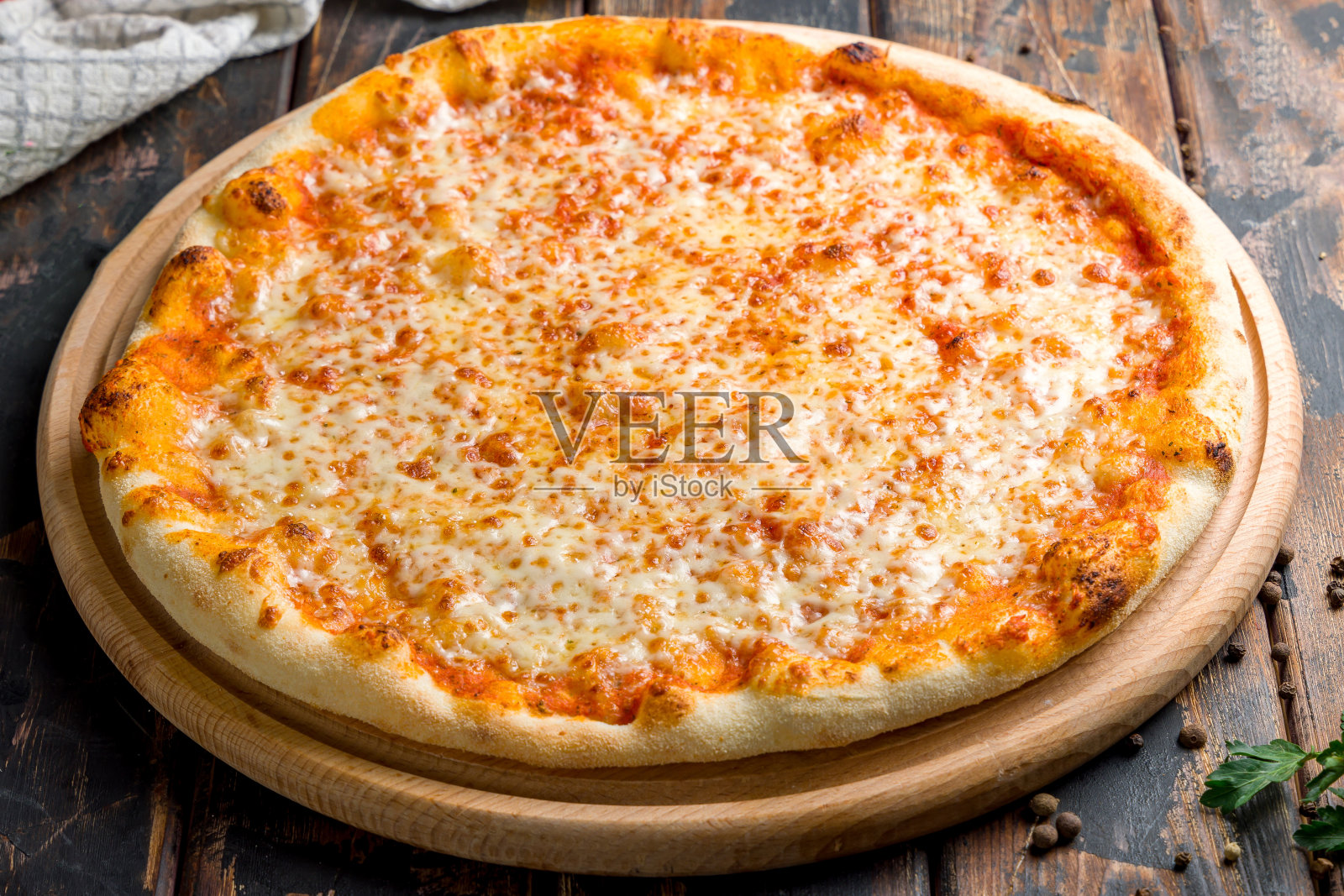 意大利玛格丽塔披萨(玛格丽塔)与奶酪，番茄酱和罗勒在旧木桌侧视图照片摄影图片