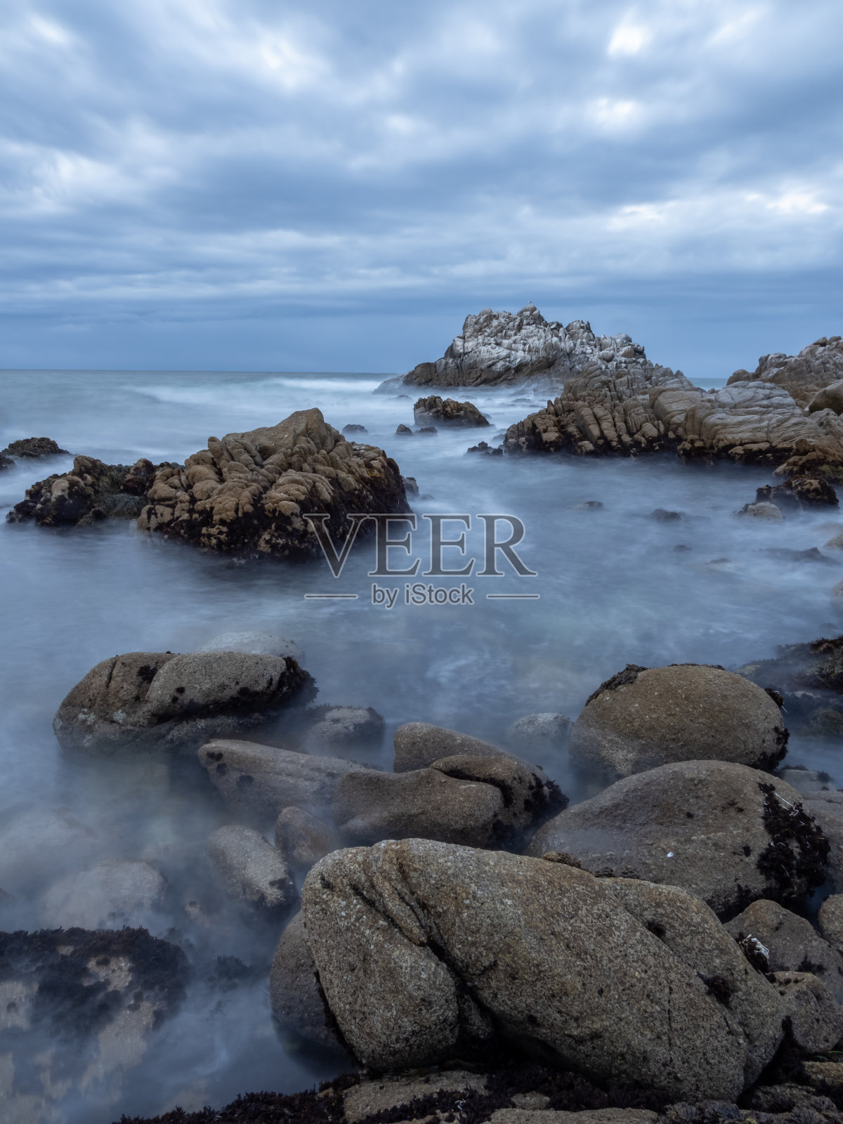 落潮时的岩石海岸，加利福尼亚海岸线照片摄影图片