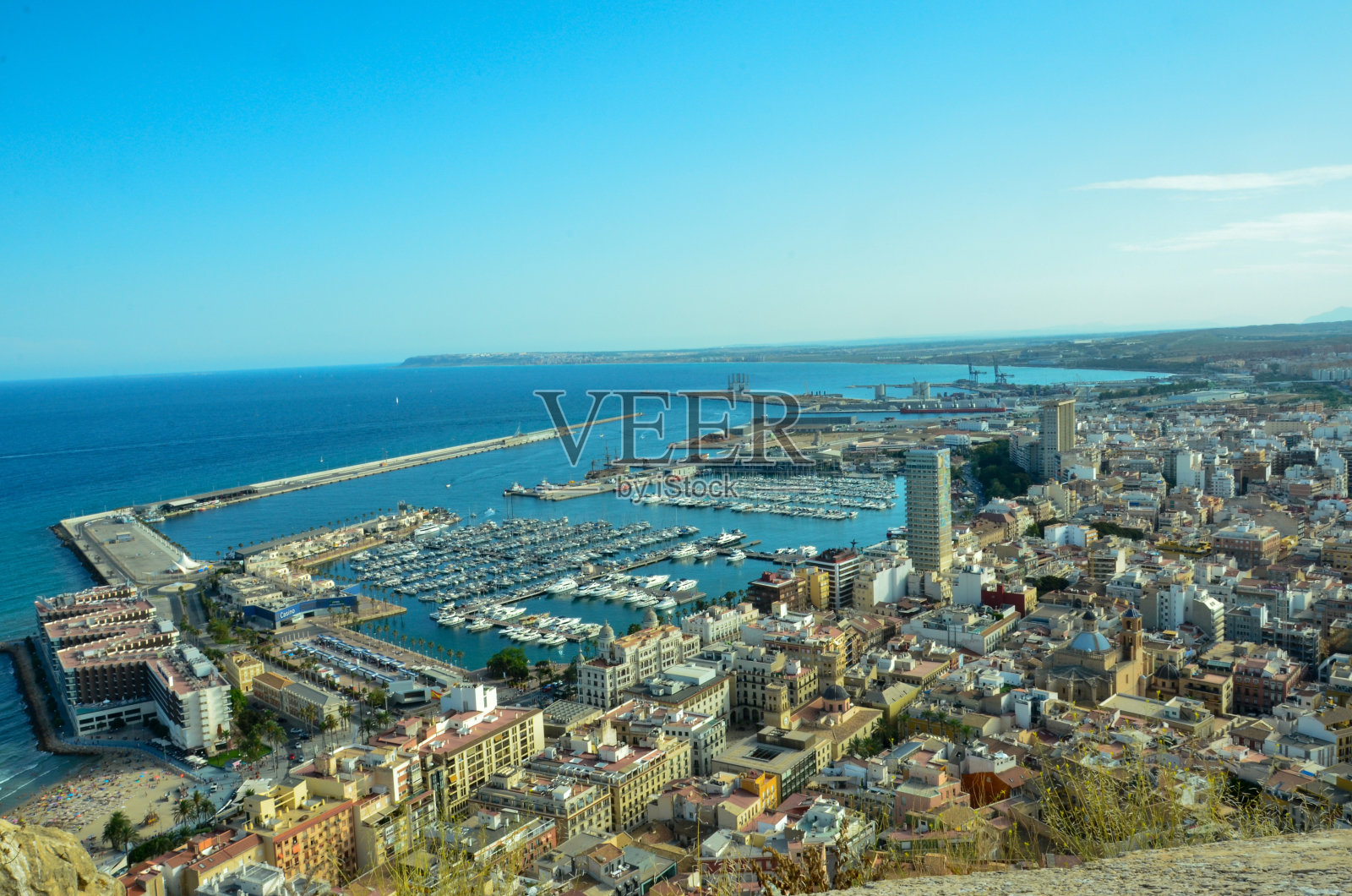 从圣塔卡斯蒂略Bárbara可以看到阿利坎特港和地中海，海湾里有许多帆船和船只照片摄影图片