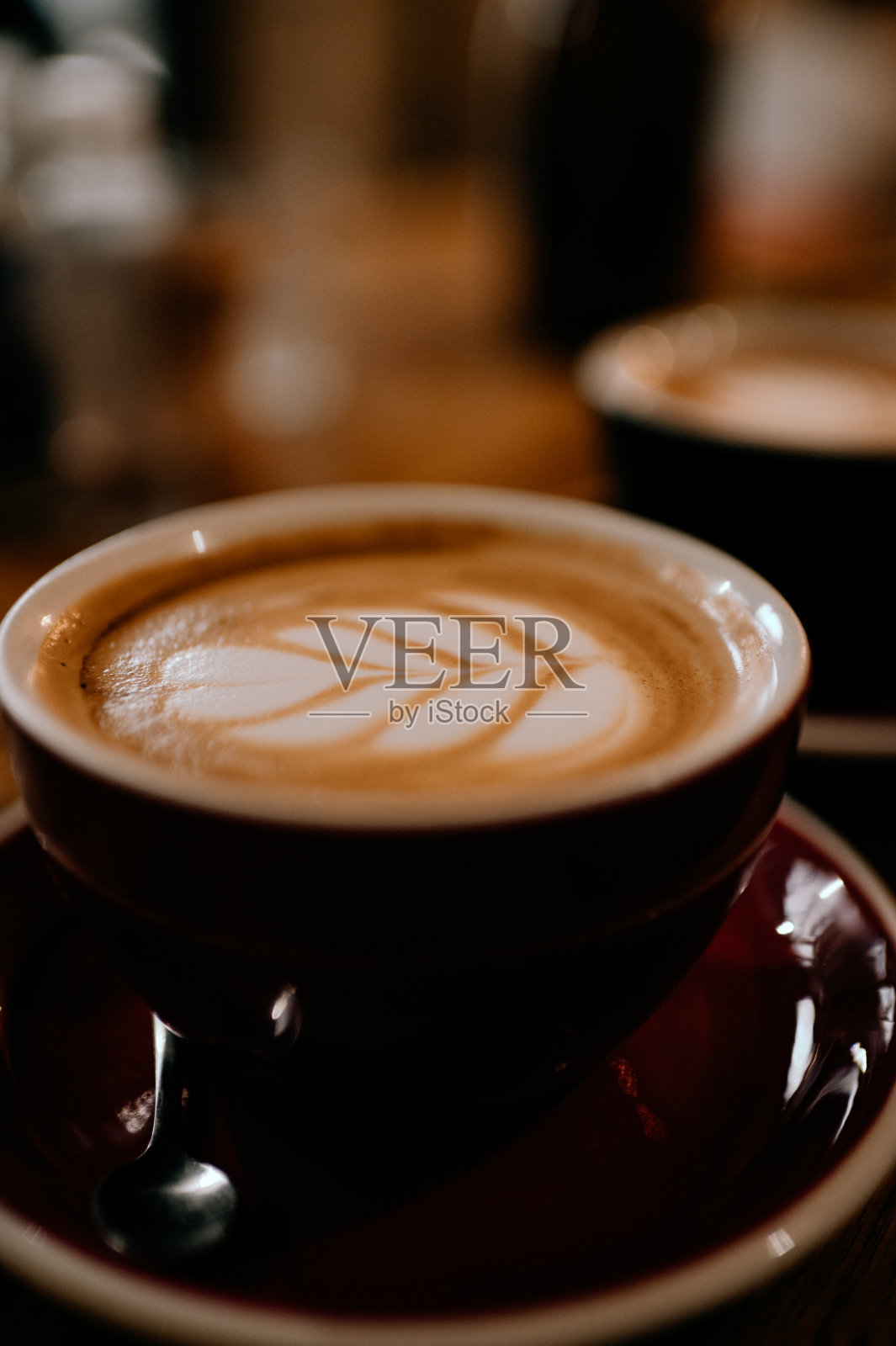 红色杯子里的拉花艺术照片摄影图片