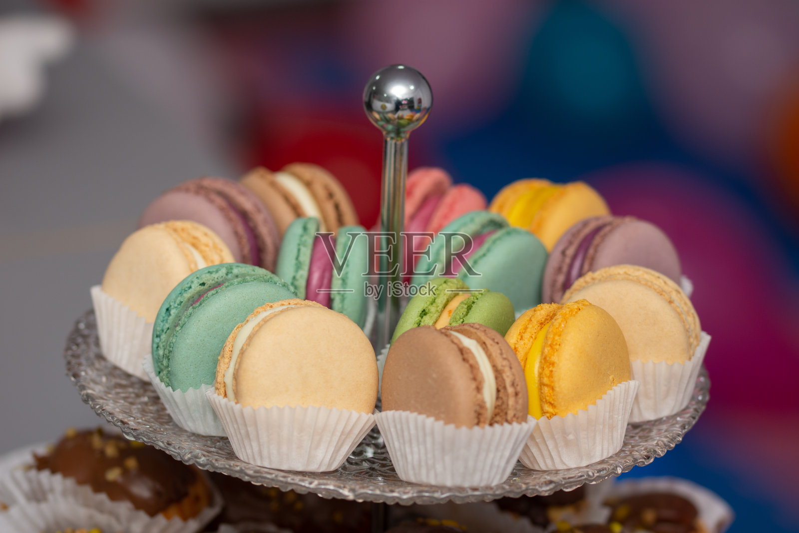 著名的马卡龙放在餐厅的浅盘上照片摄影图片