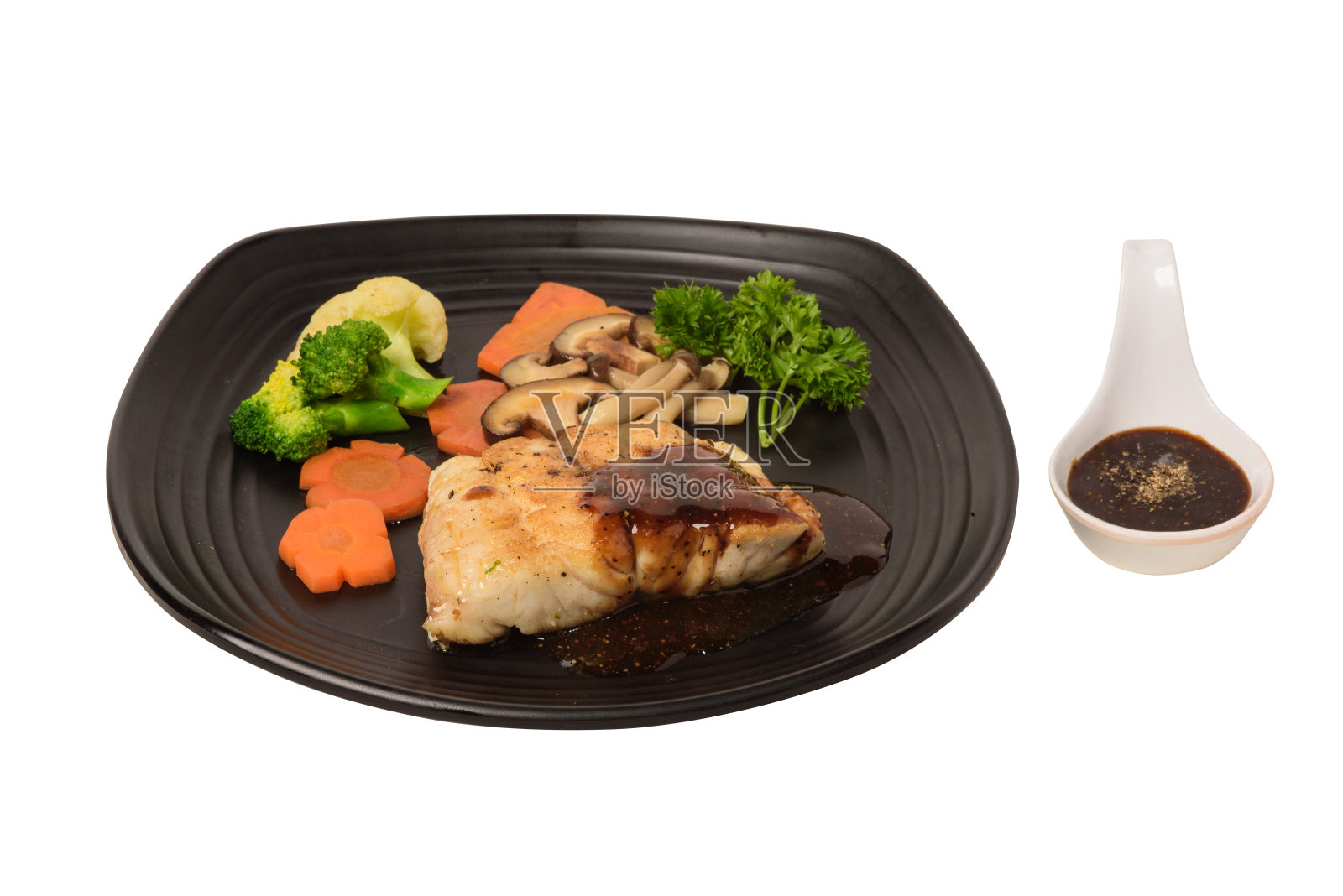 炸鱼柳配辣椒酱和煮青菜照片摄影图片