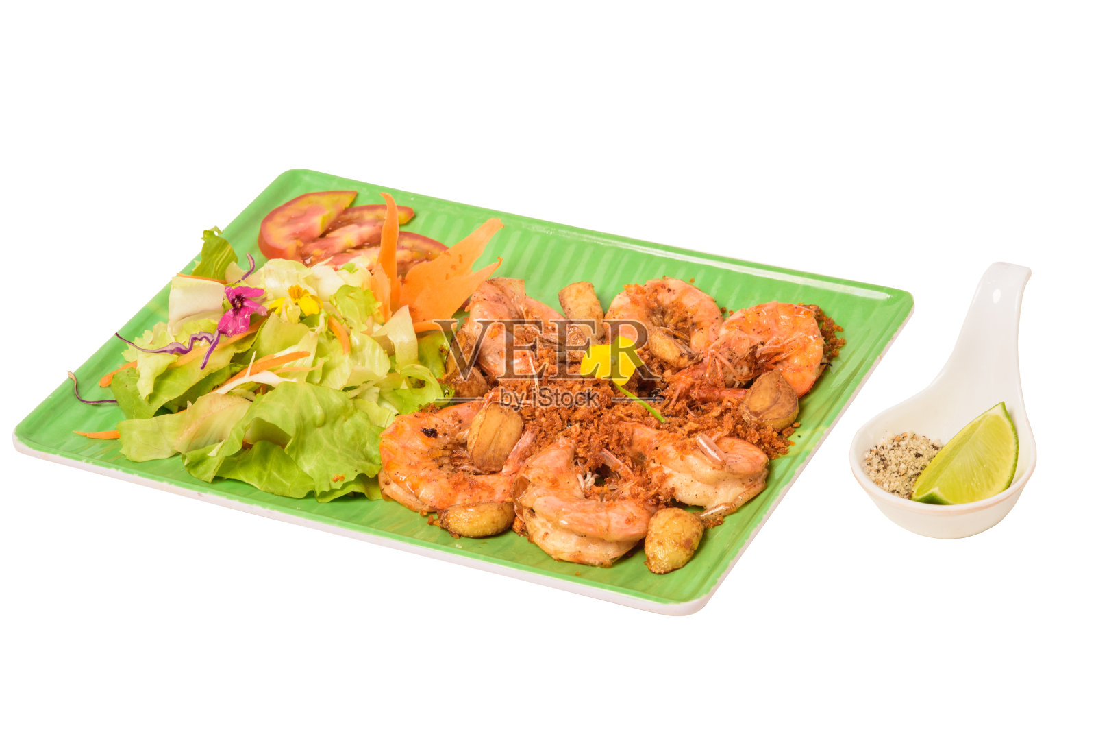 大蒜炸虾，孤立在白色背景上。照片摄影图片