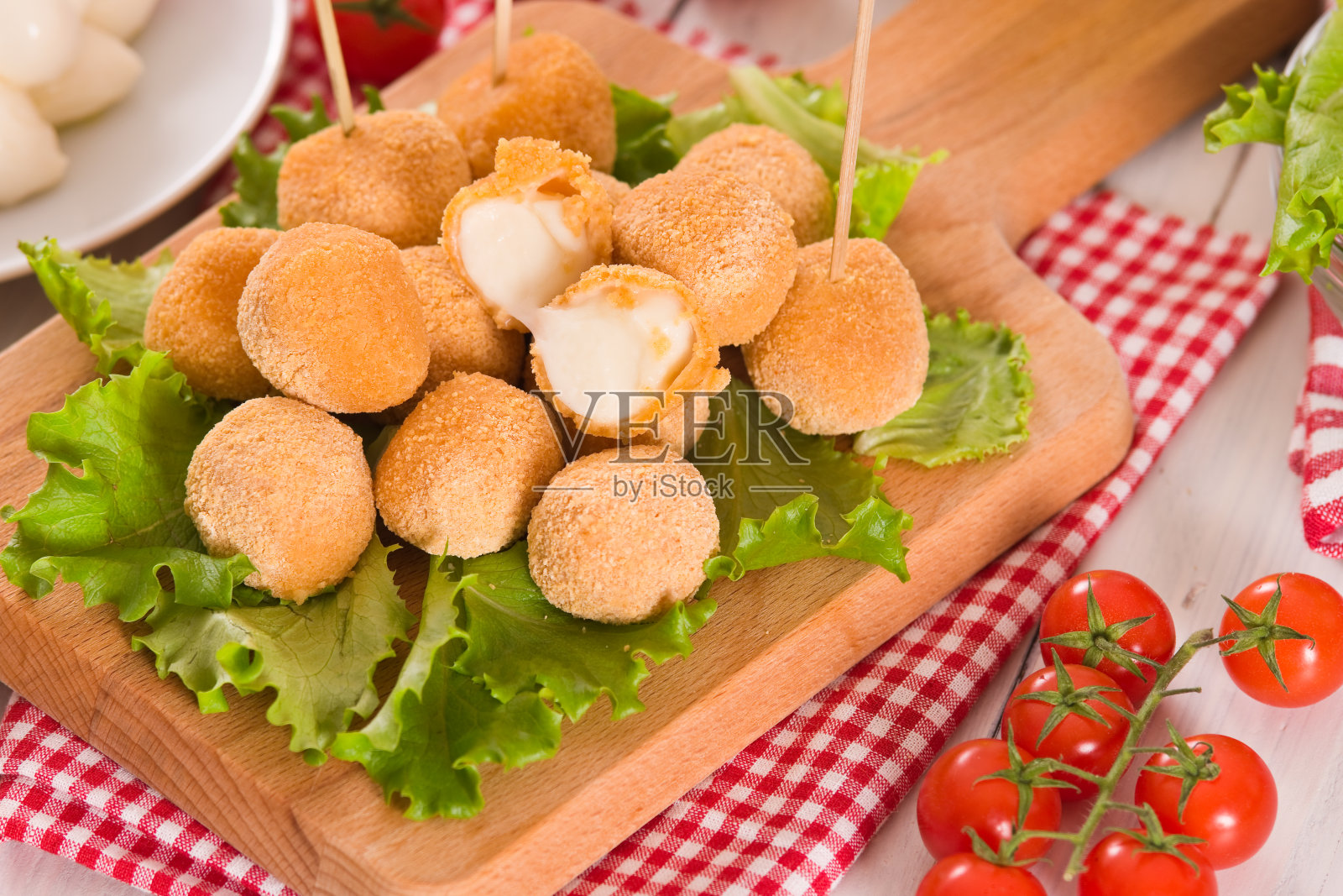 炸马苏里拉奶酪球。照片摄影图片