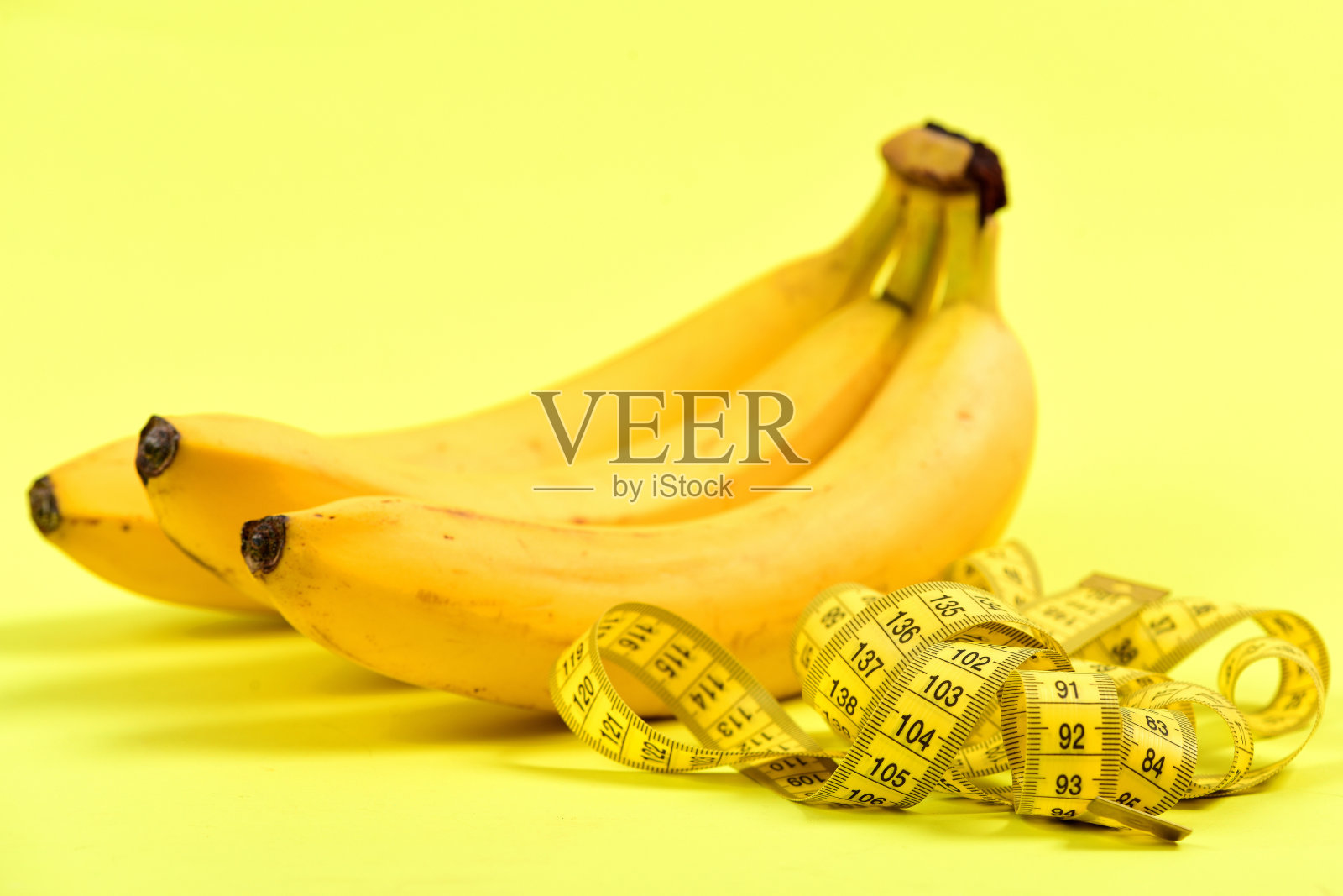 用来测量一串熟香蕉的卷尺照片摄影图片