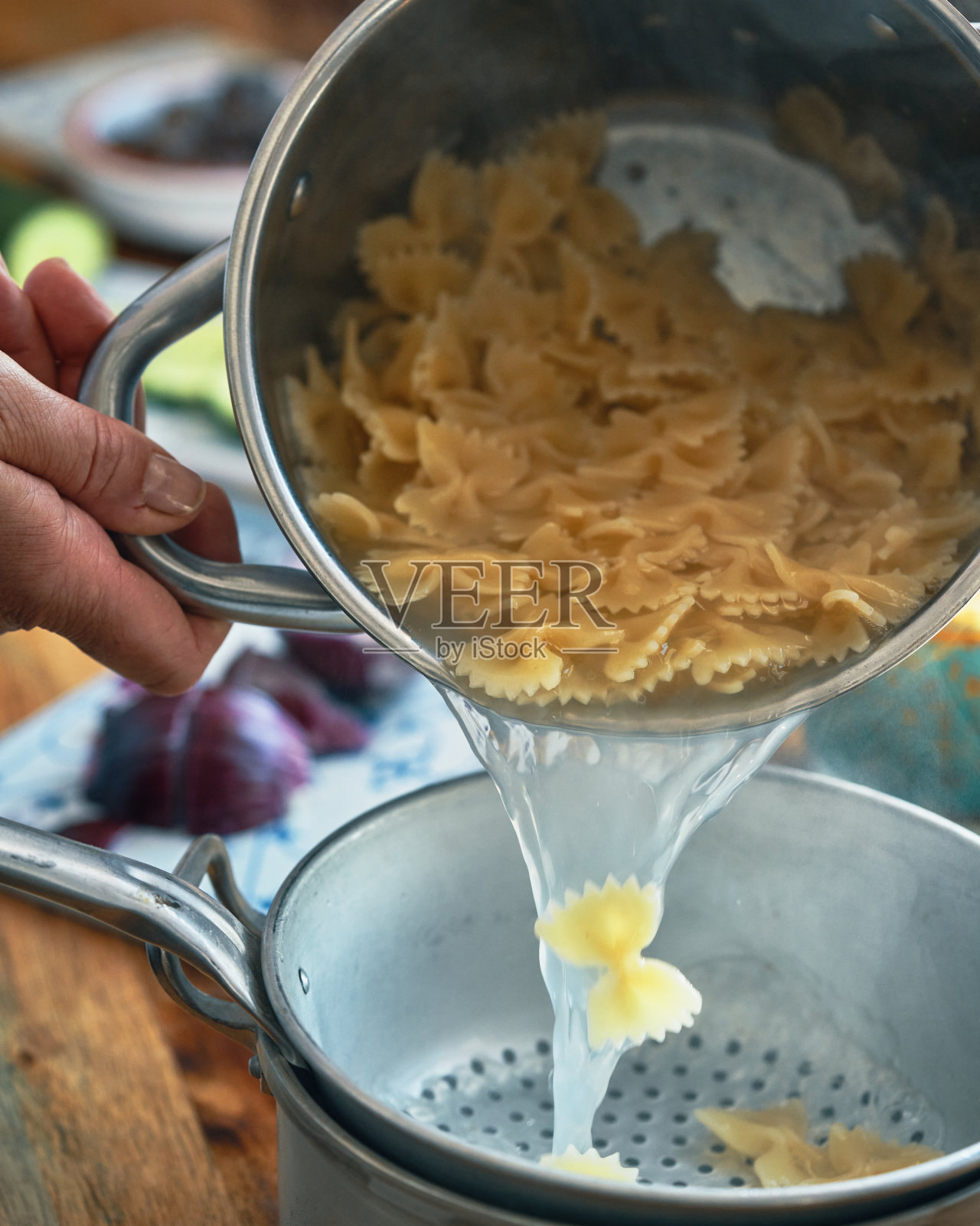 准备希腊沙拉与法法尔意大利面，番茄，黄瓜，甜椒，橄榄和菲达奶酪照片摄影图片