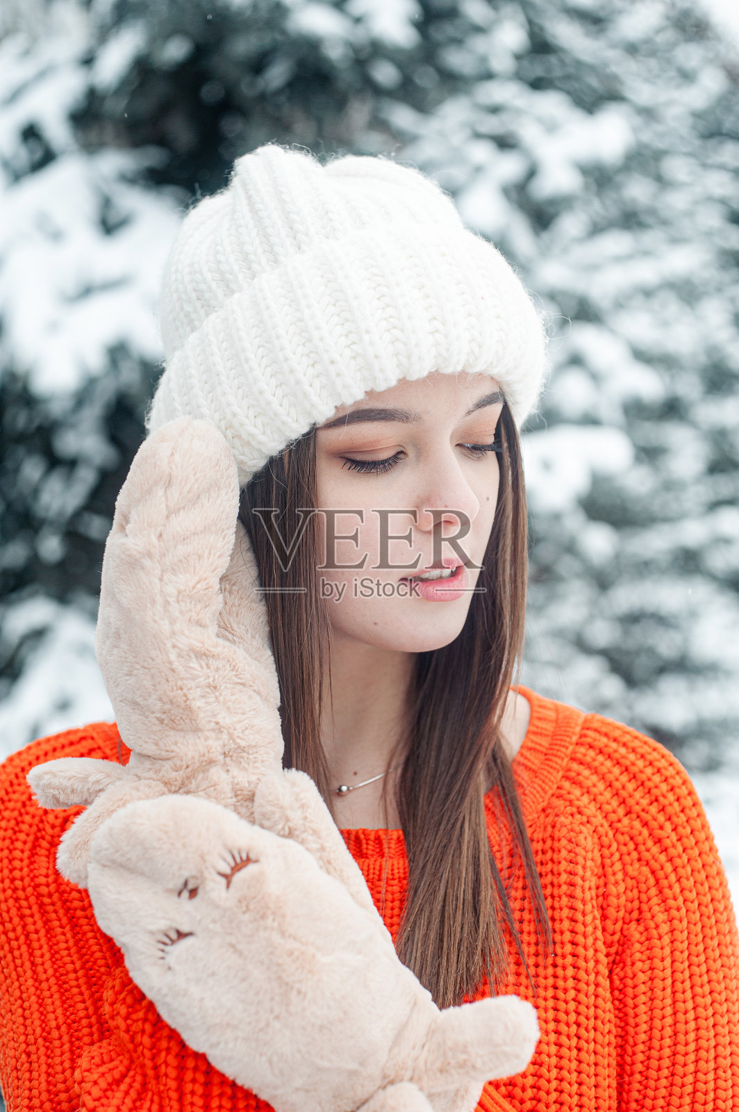 冬天森林里女人的特写肖像照片摄影图片