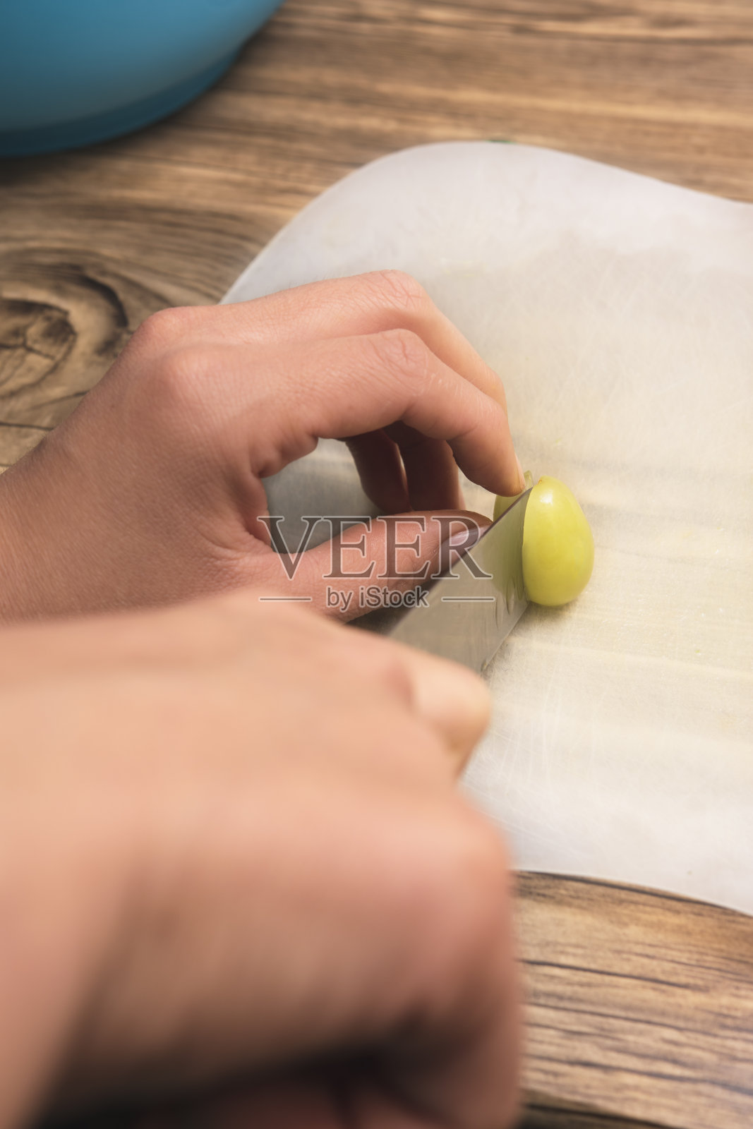 拉丁女孩割绿葡萄的特写镜头照片摄影图片