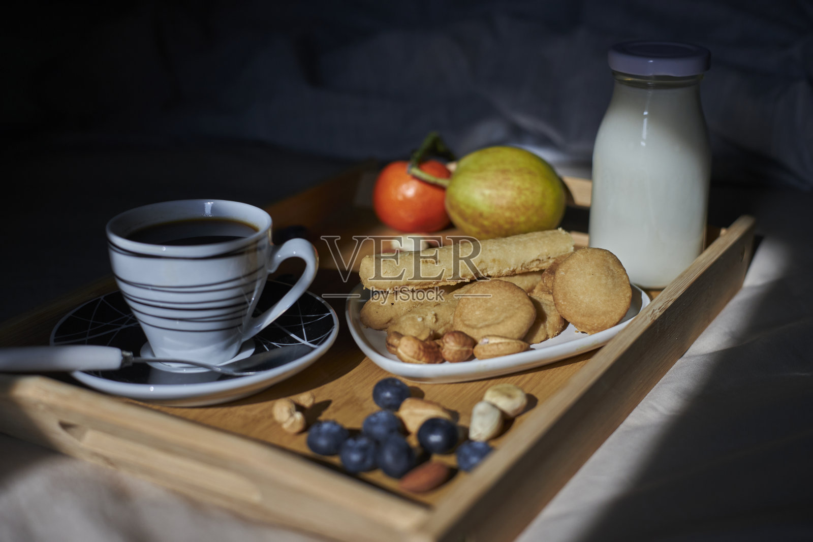 阳光下躺在床上吃东西喝东西照片摄影图片