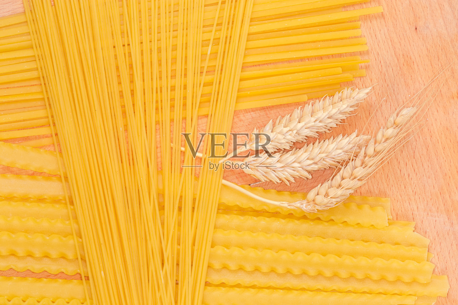 不同的生长意大利面和麦穗在木板上照片摄影图片
