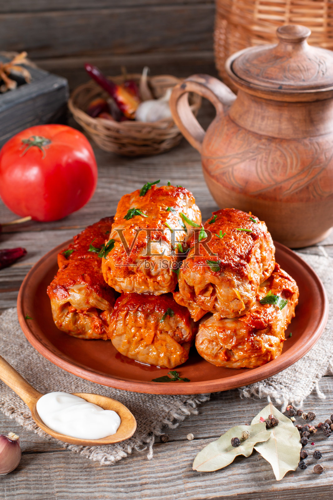 卷心菜卷配牛肉、米饭和蔬菜。卷心菜叶馅肉。照片摄影图片