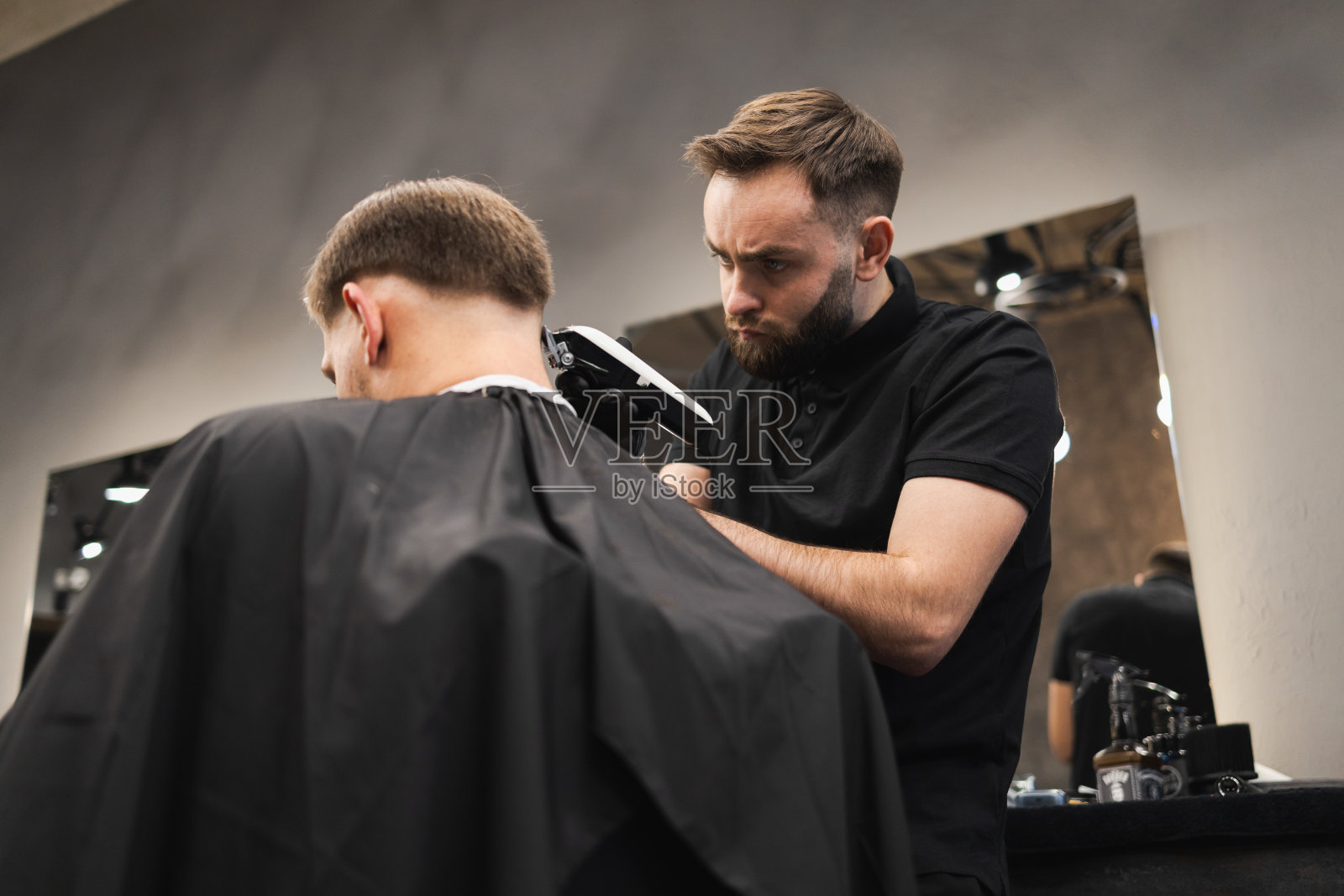 理发师在理发店为客户理发照片摄影图片