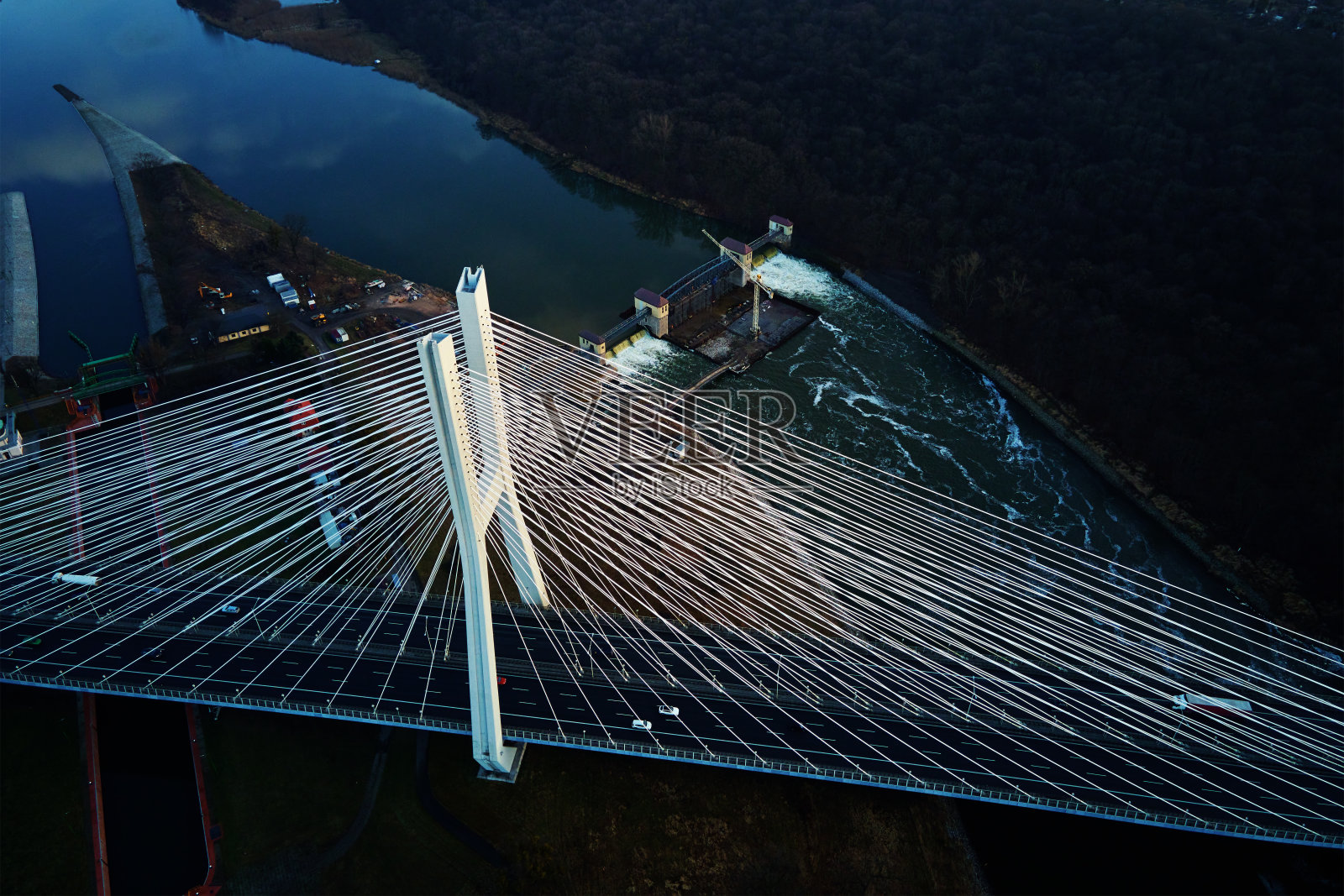 河上的大桥，汽车来往照片摄影图片