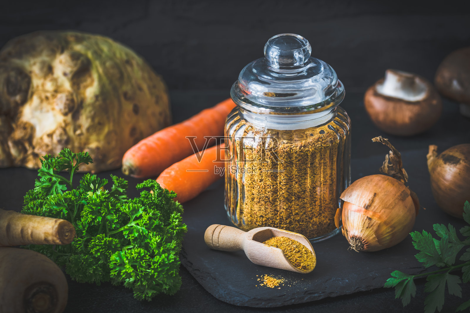自制蔬菜肉汤粉，有机蔬菜高汤，黑色背景上的生蔬菜照片摄影图片