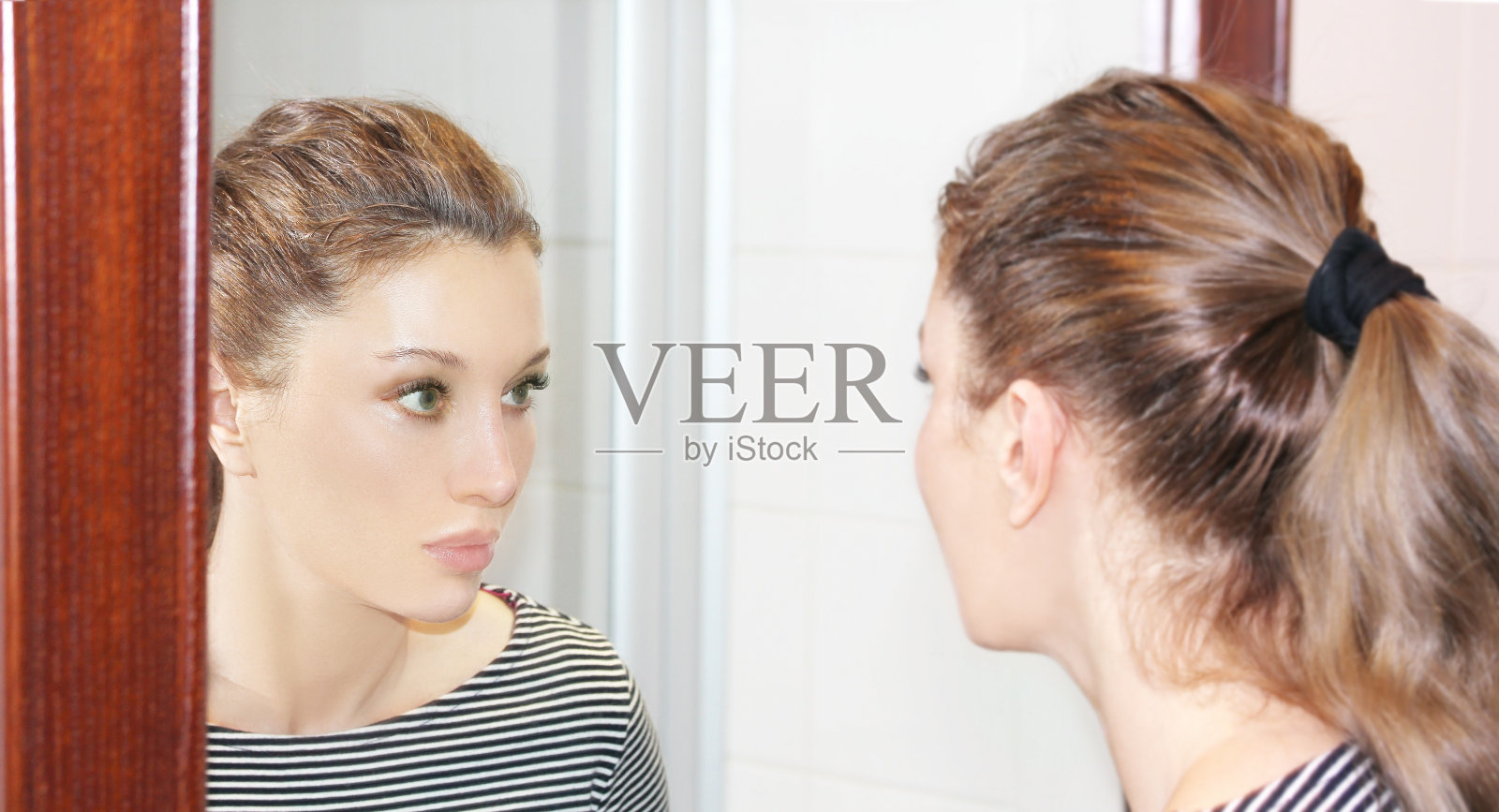 涂抹面霜，神奇的抗衰老面霜照片摄影图片