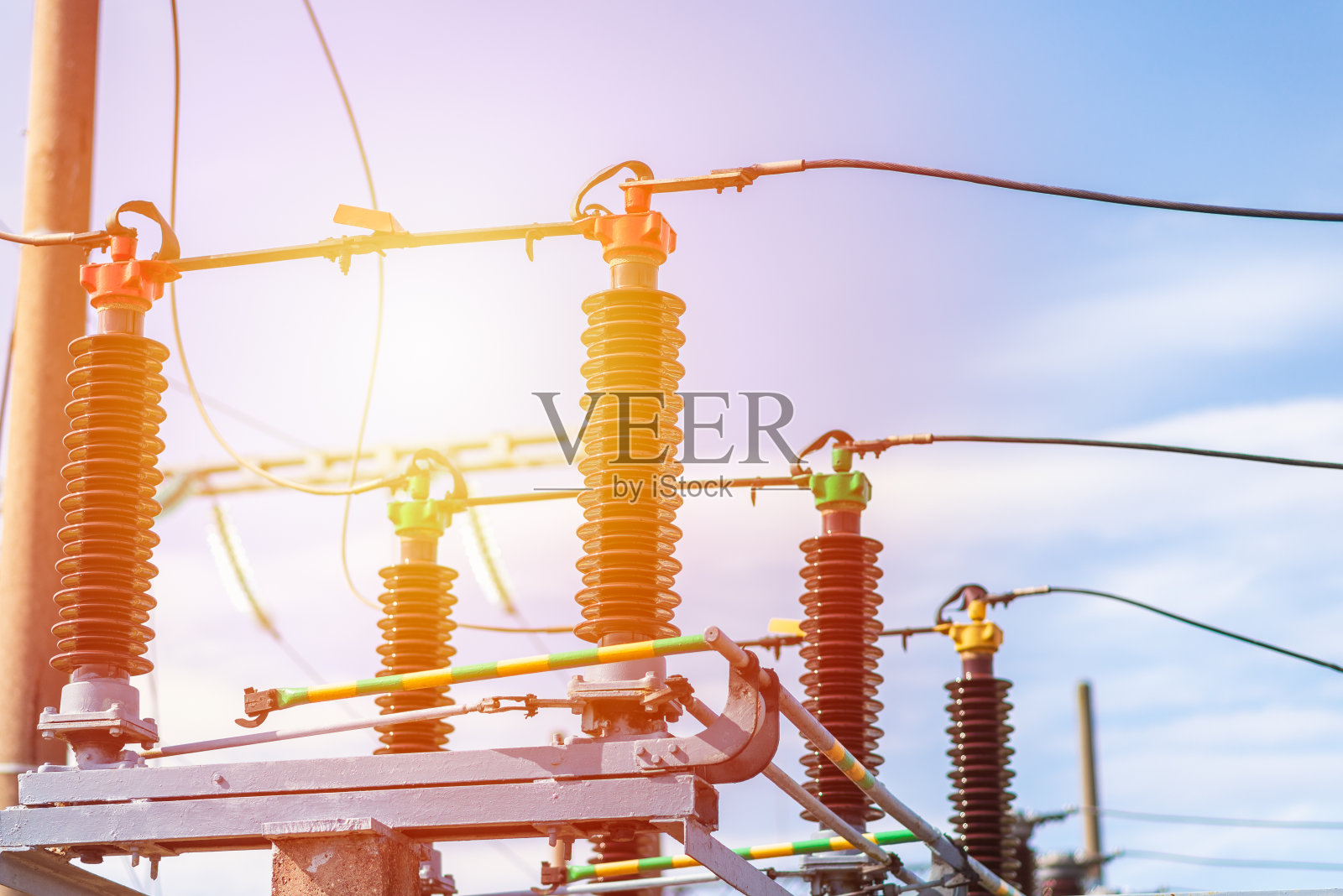 高压电力变压器，发电机在变电站电气。带开关的高压变电站。阳光明媚的一天。照片摄影图片