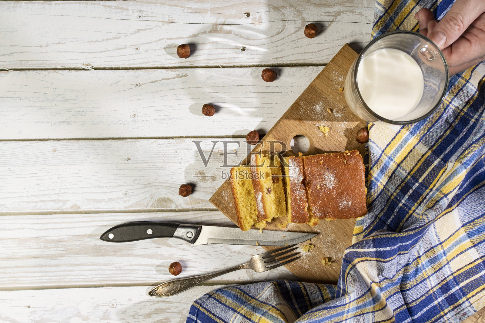 在木桌和智能手机上放上自制的葡萄干、巧克力、坚果和牛奶饼干。早餐。关闭了。照片摄影图片