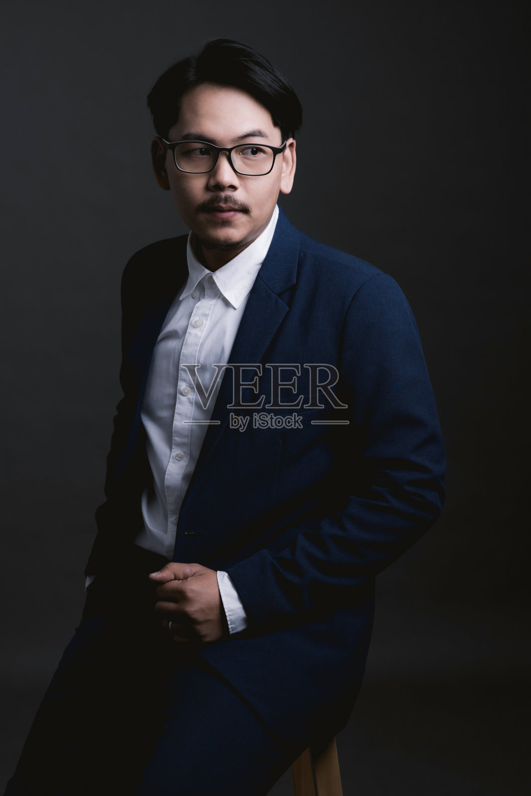 亚洲商人坐在她的椅子上照片摄影图片