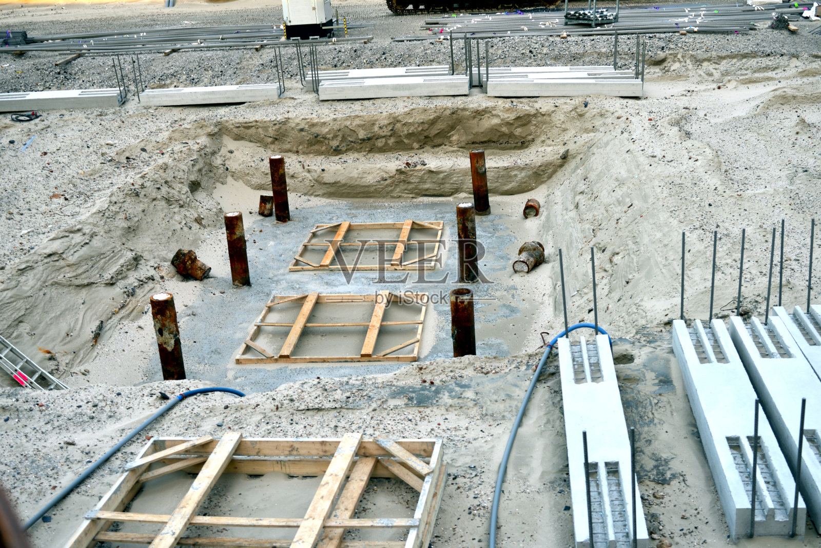 挡土墙施工正在进行中照片摄影图片