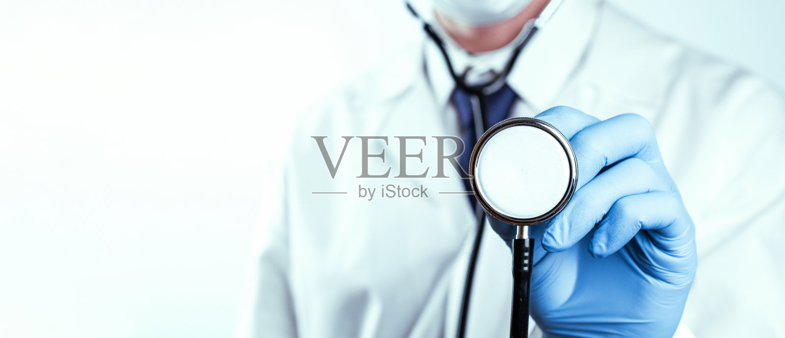 听诊器医生医学背景。快乐的护士穿着医院制服，戴着蓝色手套，手持听诊器隔离在白色上。医疗服务与健康理念。照片摄影图片