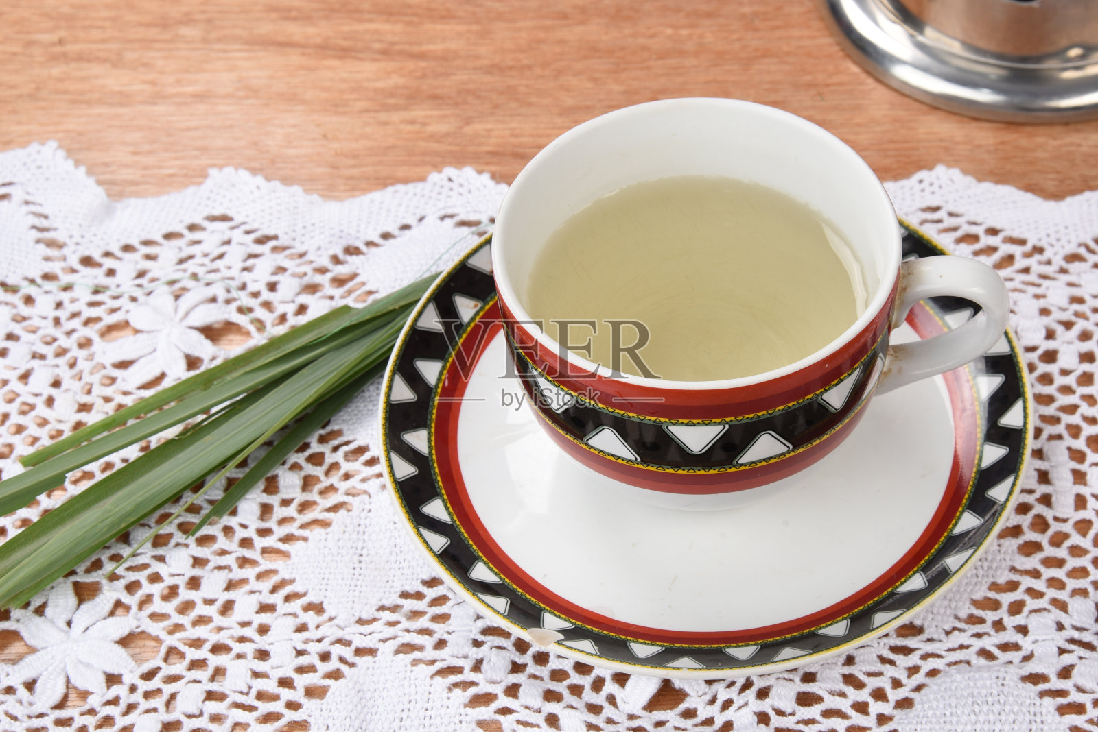 桌上有咖啡杯，饼干，奶酪，早餐，点心照片摄影图片