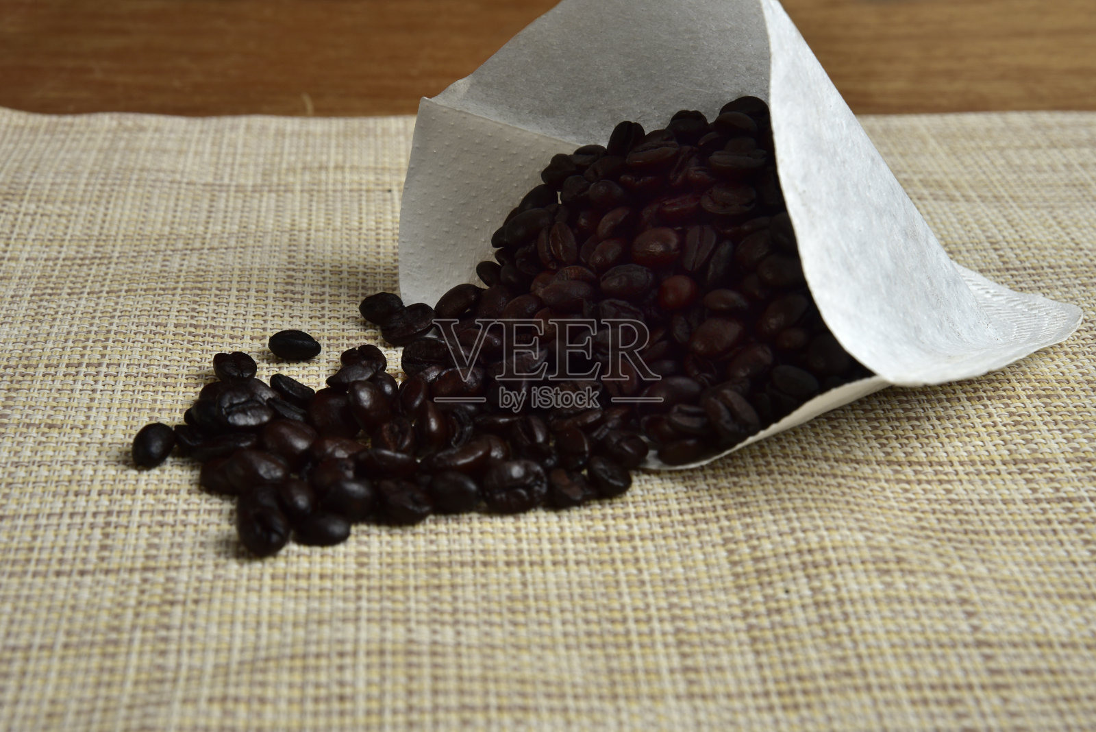 咖啡豆从里面出来的过滤袋与文本使用的空间照片摄影图片