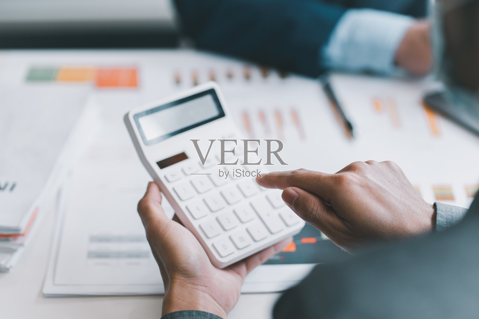 商务会计师或财务顾问在办公室计算收入支出和分析房地产投资数据。照片摄影图片