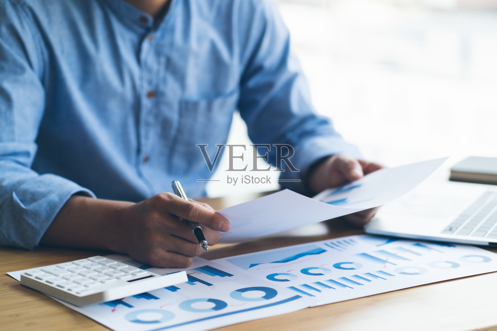 财务女商人分析公司的业绩图表，创造利润和增长，市场研究报告和收入统计，财务和会计概念。照片摄影图片