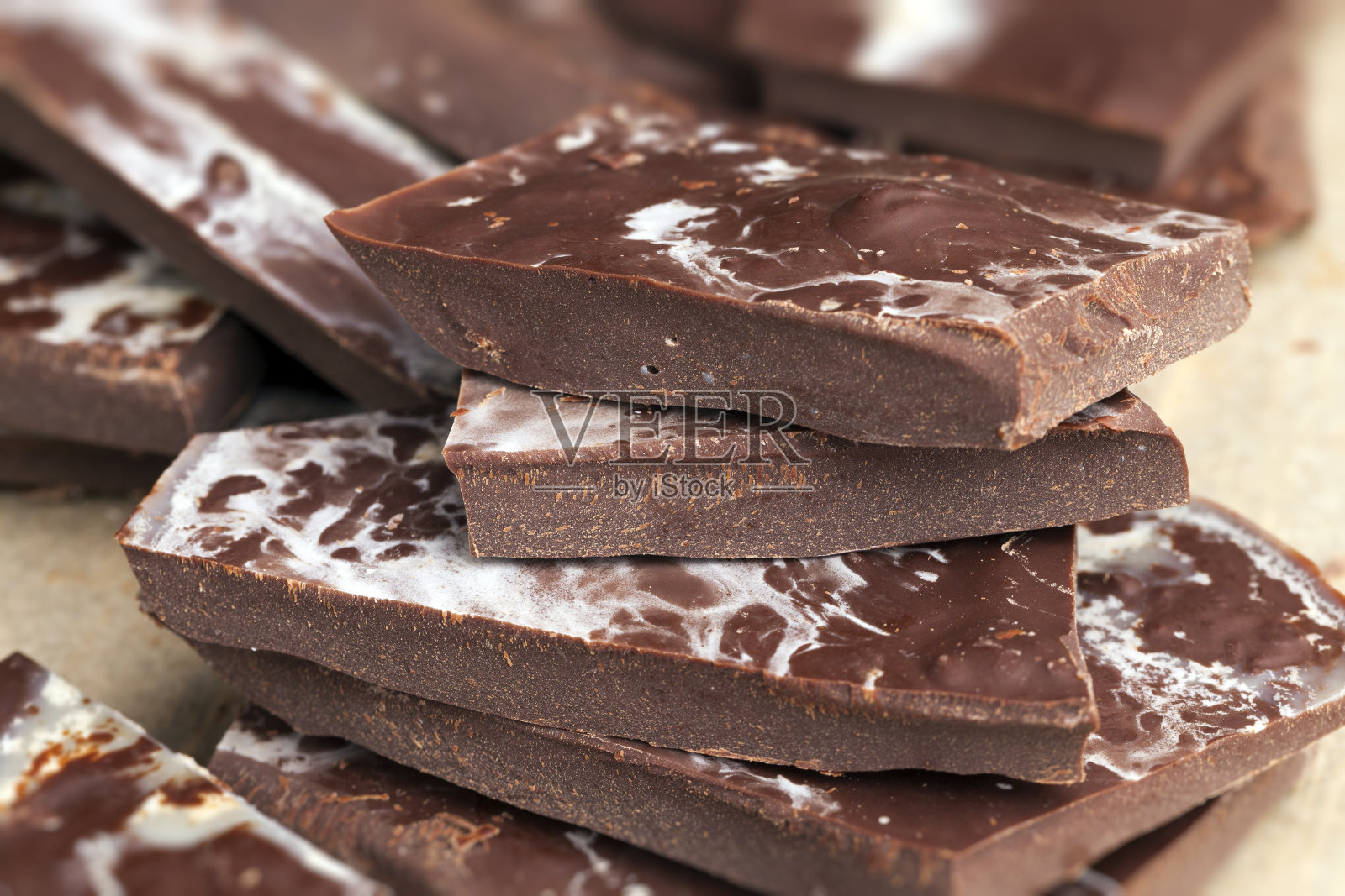 巧克力被打碎成许多块照片摄影图片