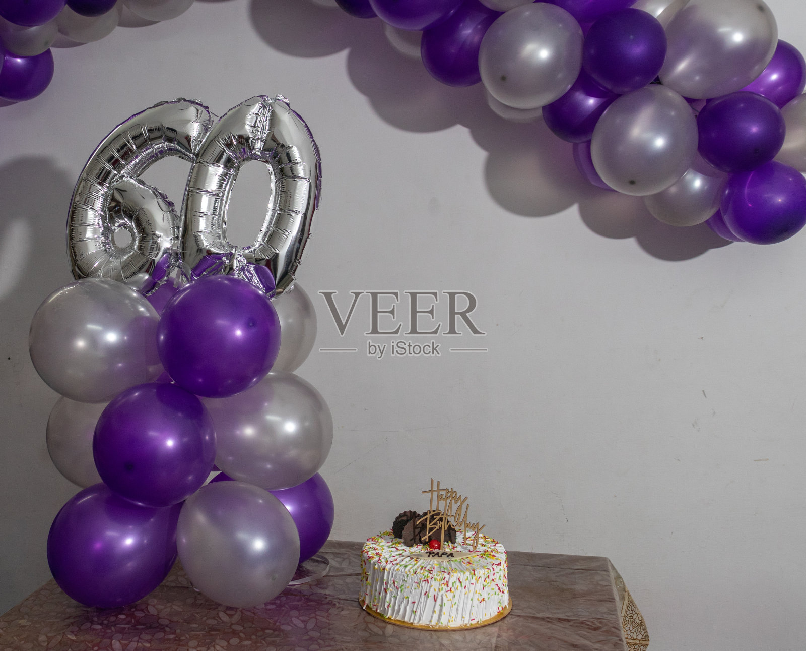 从不同角度用彩色气球和白色蛋糕装饰60岁生日照片摄影图片