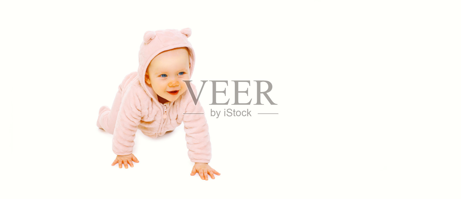 快乐可爱的小婴儿爬行在粉红色的浴衣地板上的白色背景，横幅空白复制空间的广告文字照片摄影图片